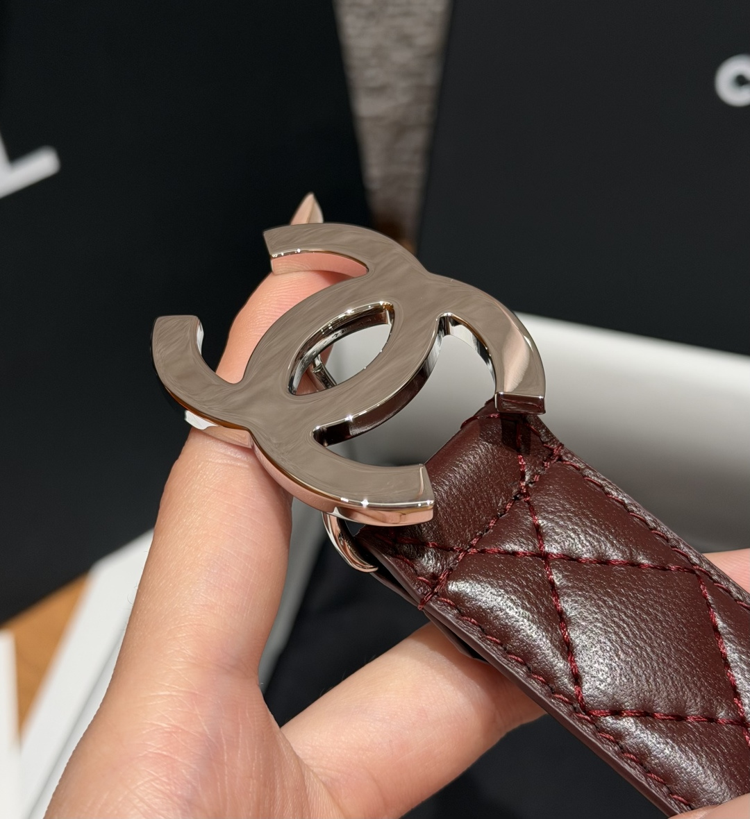 香家✨ Leather Belt 30mm皮质腰带 进口胎羊皮与金属。热门菱格绗缝小牛皮,标志性双C扣,裙装裤装都适配。 香家✨ Leather Belt 30mm皮质腰带 进口胎羊皮与金属。热门菱格绗缝小牛皮,标志性双C扣,裙装裤装都适配。