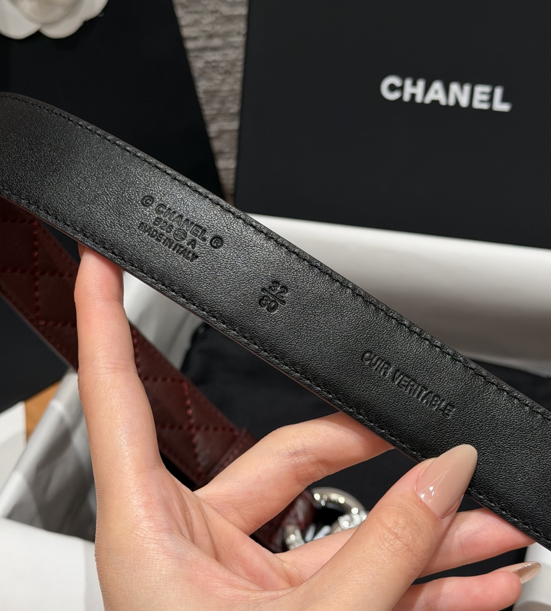 香家✨ Leather Belt 30mm皮质腰带 进口胎羊皮与金属。热门菱格绗缝小牛皮,标志性双C扣,裙装裤装都适配。 香家✨ Leather Belt 30mm皮质腰带 进口胎羊皮与金属。热门菱格绗缝小牛皮,标志性双C扣,裙装裤装都适配。