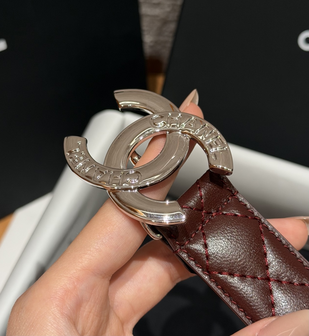 香家✨ Leather Belt 30mm皮质腰带 进口胎羊皮与金属。热门菱格绗缝小牛皮,标志性双C扣,裙装裤装都适配。 香家✨ Leather Belt 30mm皮质腰带 进口胎羊皮与金属。热门菱格绗缝小牛皮,标志性双C扣,裙装裤装都适配。