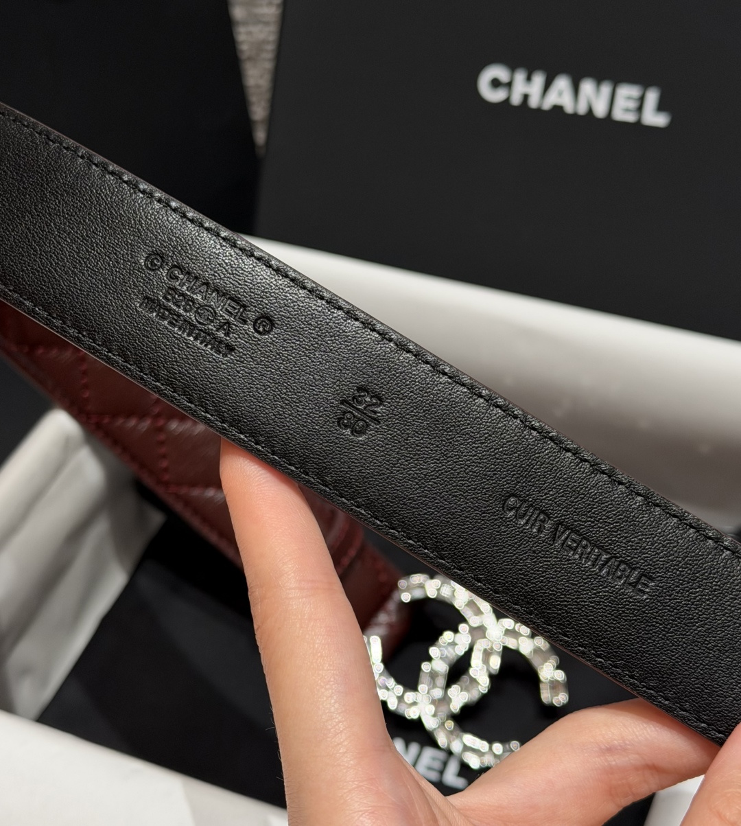 香家✨ Leather Belt 30mm皮质腰带 进口胎羊皮与金属。热门菱格绗缝小牛皮,标志性双C扣,裙装裤装都适配。 香家✨ Leather Belt 30mm皮质腰带 进口胎羊皮与金属。热门菱格绗缝小牛皮,标志性双C扣,裙装裤装都适配。