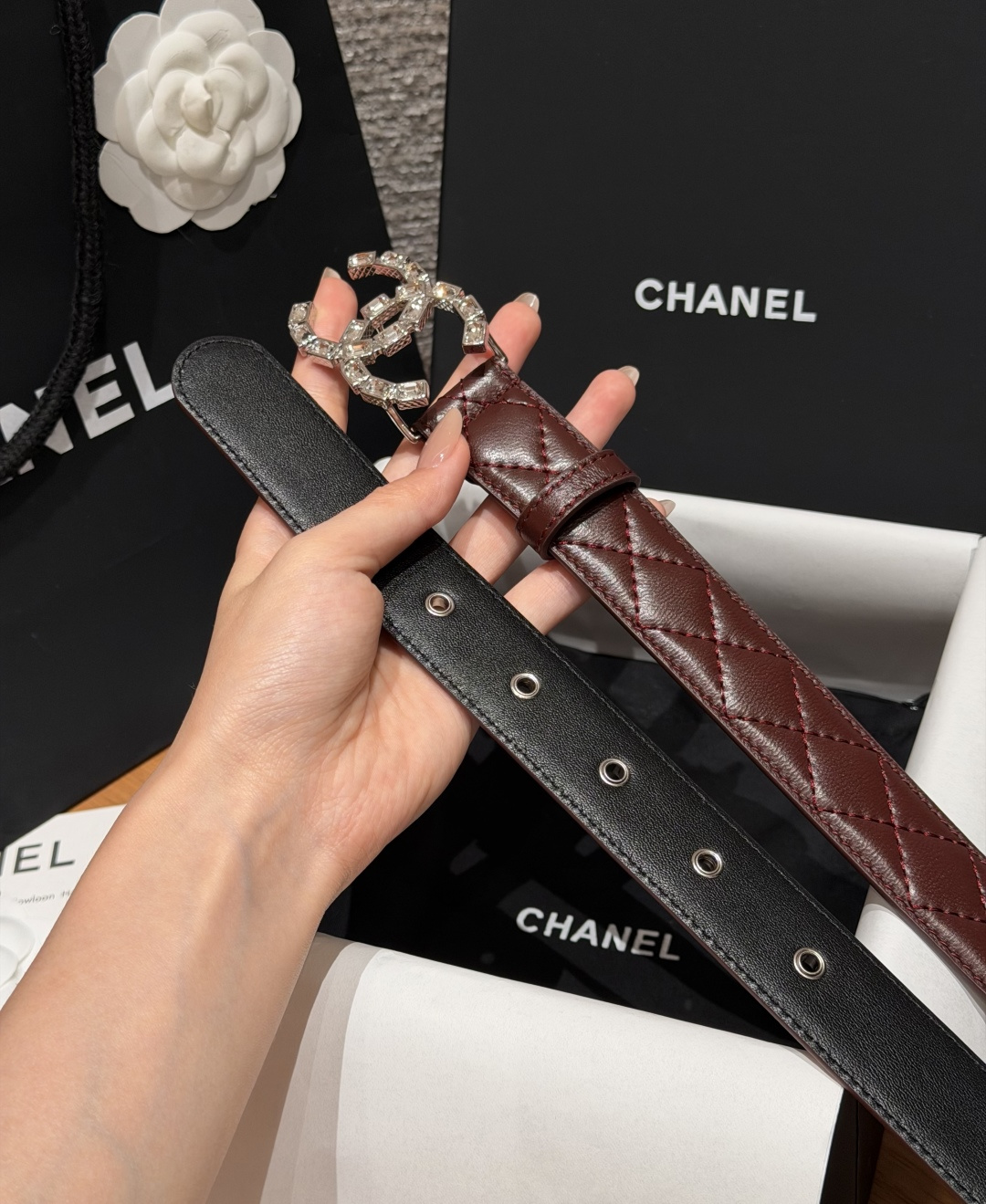 香家✨ Leather Belt 30mm皮质腰带 进口胎羊皮与金属。热门菱格绗缝小牛皮,标志性双C扣,裙装裤装都适配。 香家✨ Leather Belt 30mm皮质腰带 进口胎羊皮与金属。热门菱格绗缝小牛皮,标志性双C扣,裙装裤装都适配。