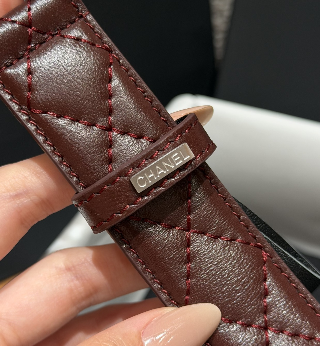 香家✨ Leather Belt 30mm皮质腰带 进口胎羊皮与金属。热门菱格绗缝小牛皮,标志性双C扣,裙装裤装都适配。 香家✨ Leather Belt 30mm皮质腰带 进口胎羊皮与金属。热门菱格绗缝小牛皮,标志性双C扣,裙装裤装都适配。