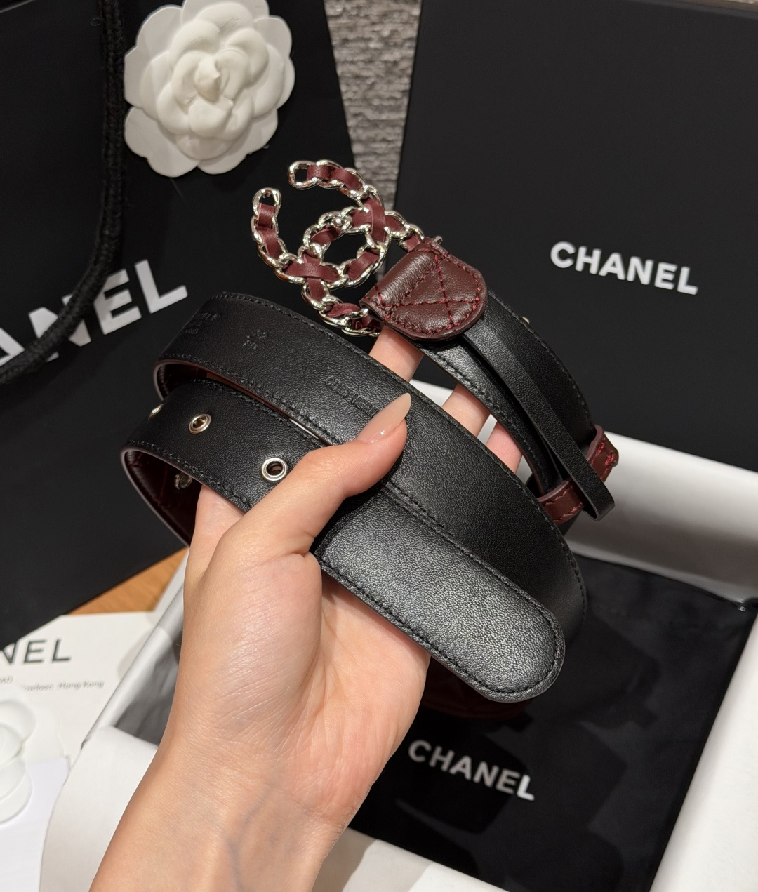 香家✨ Leather Belt 30mm皮质腰带 进口胎羊皮与金属。热门菱格绗缝小牛皮,标志性双C扣,裙装裤装都适配。 香家✨ Leather Belt 30mm皮质腰带 进口胎羊皮与金属。热门菱格绗缝小牛皮,标志性双C扣,裙装裤装都适配。