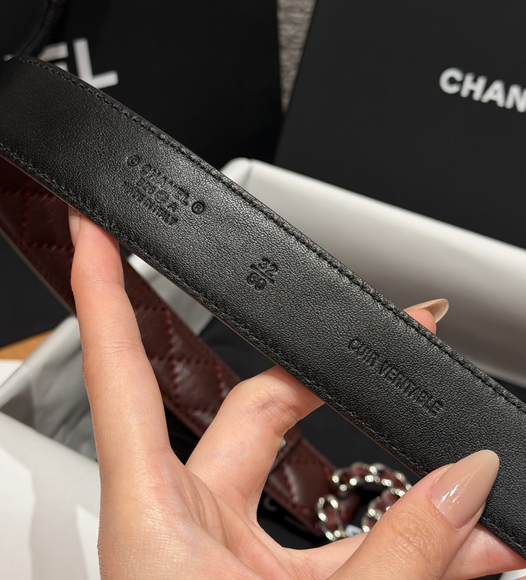 香家✨ Leather Belt 30mm皮质腰带 进口胎羊皮与金属。热门菱格绗缝小牛皮,标志性双C扣,裙装裤装都适配。 香家✨ Leather Belt 30mm皮质腰带 进口胎羊皮与金属。热门菱格绗缝小牛皮,标志性双C扣,裙装裤装都适配。