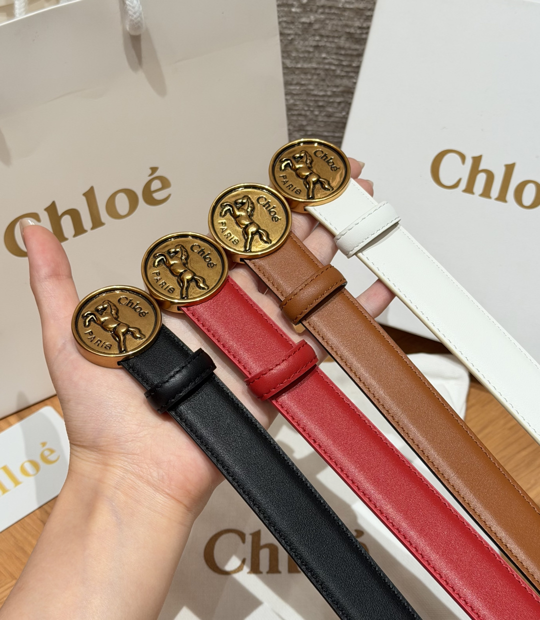 ❤️集合对比图 克洛伊✨ HORSE MEDAL Belt 25mm腰带 这款皮革腰带采用小牛皮制成。所用皮革经过精挑细 ❤️集合对比图 克洛伊✨ HORSE MEDAL Belt 25mm腰带 这款皮革腰带采用小牛皮制成。所用皮革经过精挑细