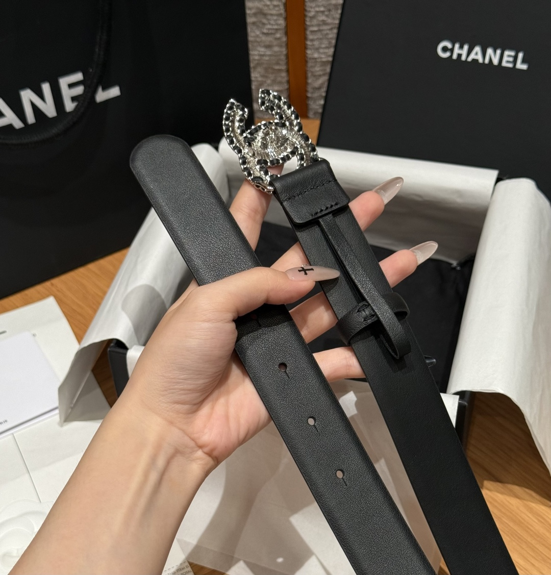 QQ-香家经典双C扣腰带✨‼️原版进口皮 这款采用黑色牛皮材质，搭配金色金属双C标志扣头，设计简约高级，是品牌标志性单品