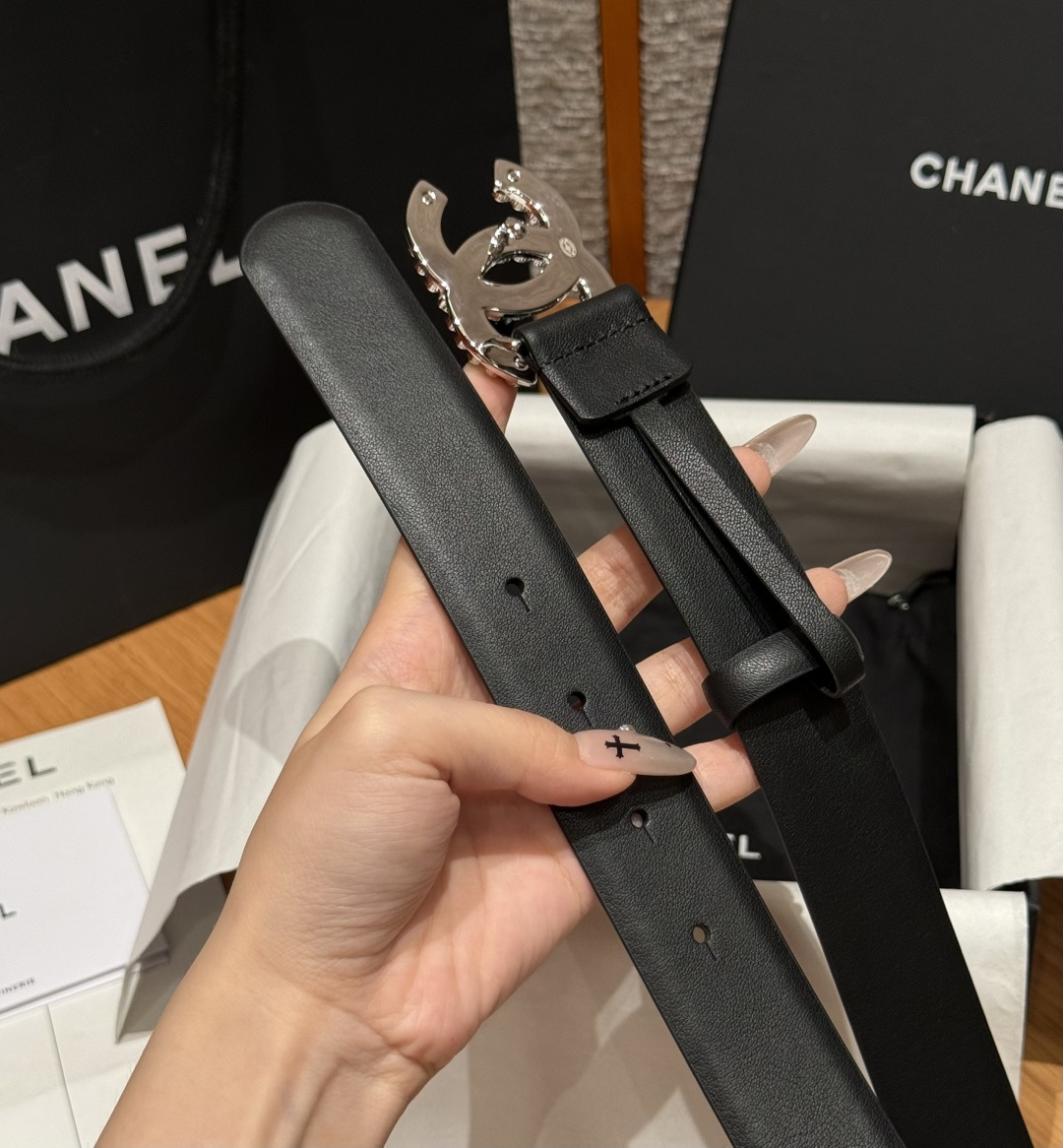 QQ-香家经典双C扣腰带✨‼️原版进口皮 这款采用黑色牛皮材质，搭配金色金属双C标志扣头，设计简约高级，是品牌标志性单品