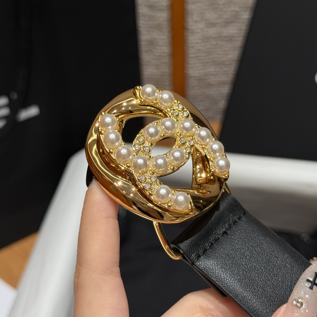 JD-香家经典双C扣腰带✨‼️原版进口皮 这款采用黑色牛皮材质，搭配金色金属双C标志扣头，设计简约高级，是品牌标志性单品