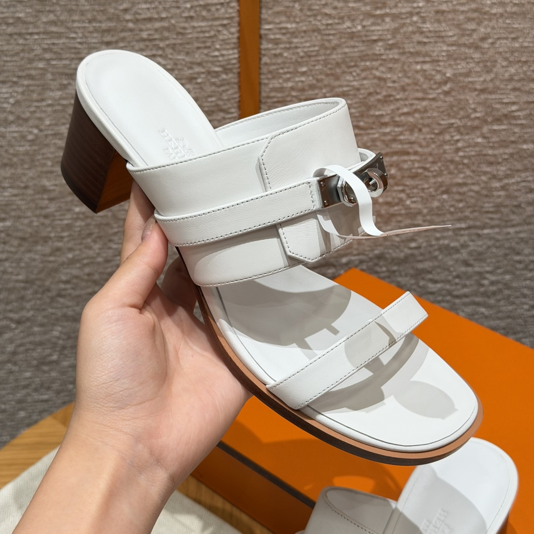 HERMES Sandales blanches en veau à talon épais