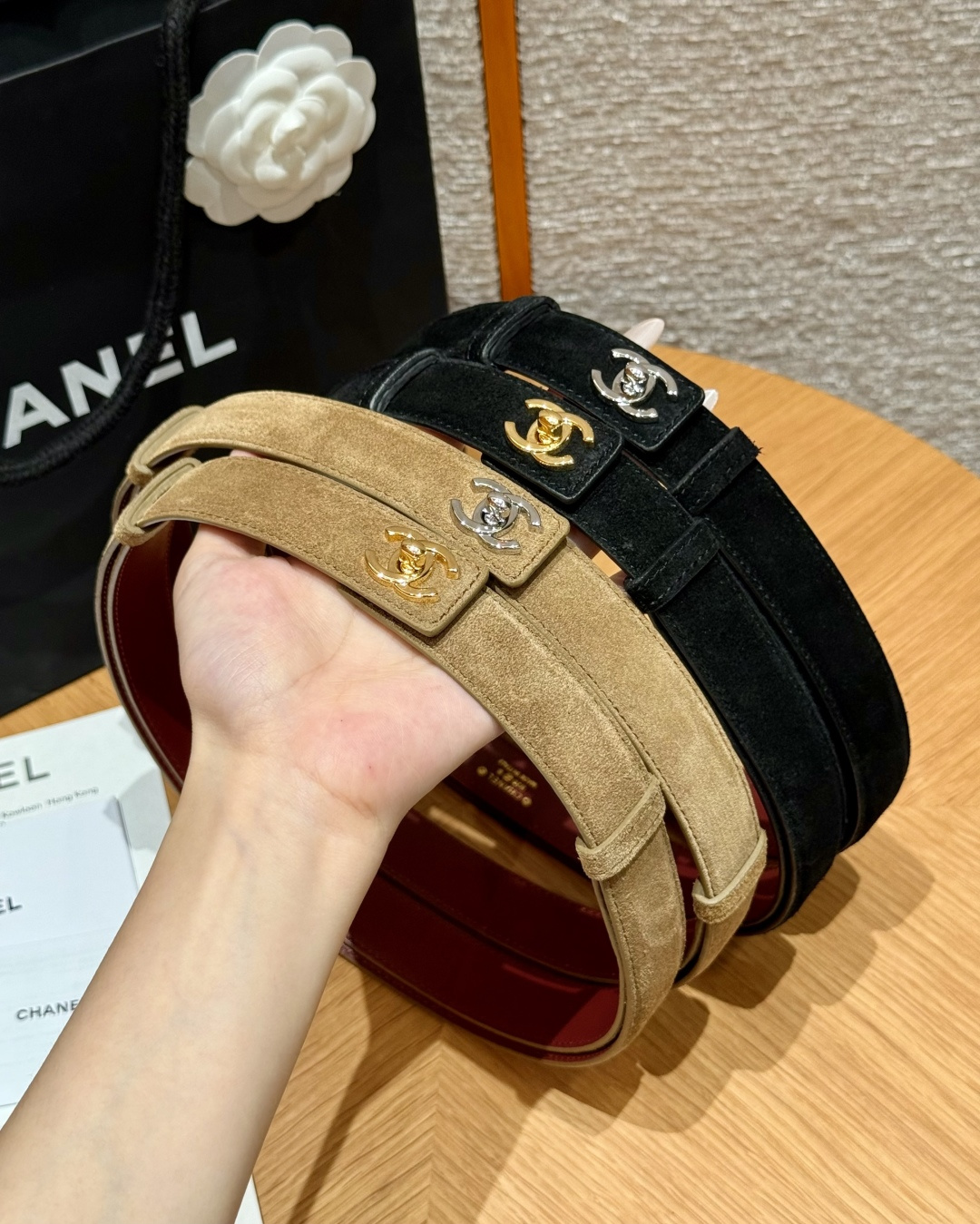 QQ-香家✨｜26B 书包扣 腰带 香奶奶推出全新2026单品系列，解锁一年四季时尚穿搭单品，小牛皮及金属，黑色与酒红色
