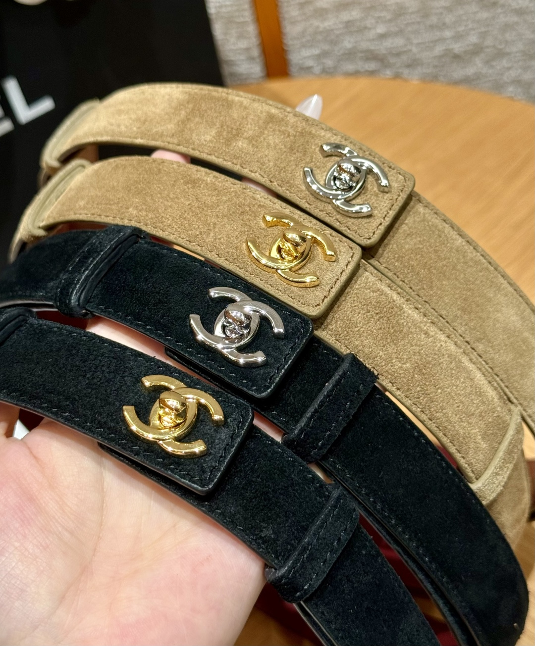 QQ-香家✨｜26B 书包扣 腰带 香奶奶推出全新2026单品系列，解锁一年四季时尚穿搭单品，小牛皮及金属，黑色与酒红色
