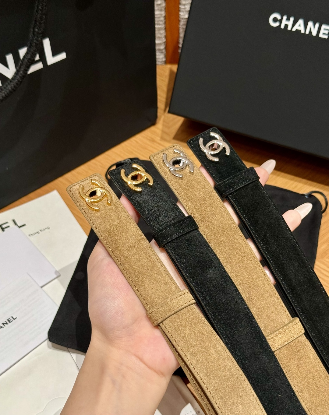 QQ-香家✨｜26B 书包扣 腰带 香奶奶推出全新2026单品系列，解锁一年四季时尚穿搭单品，小牛皮及金属，黑色与酒红色