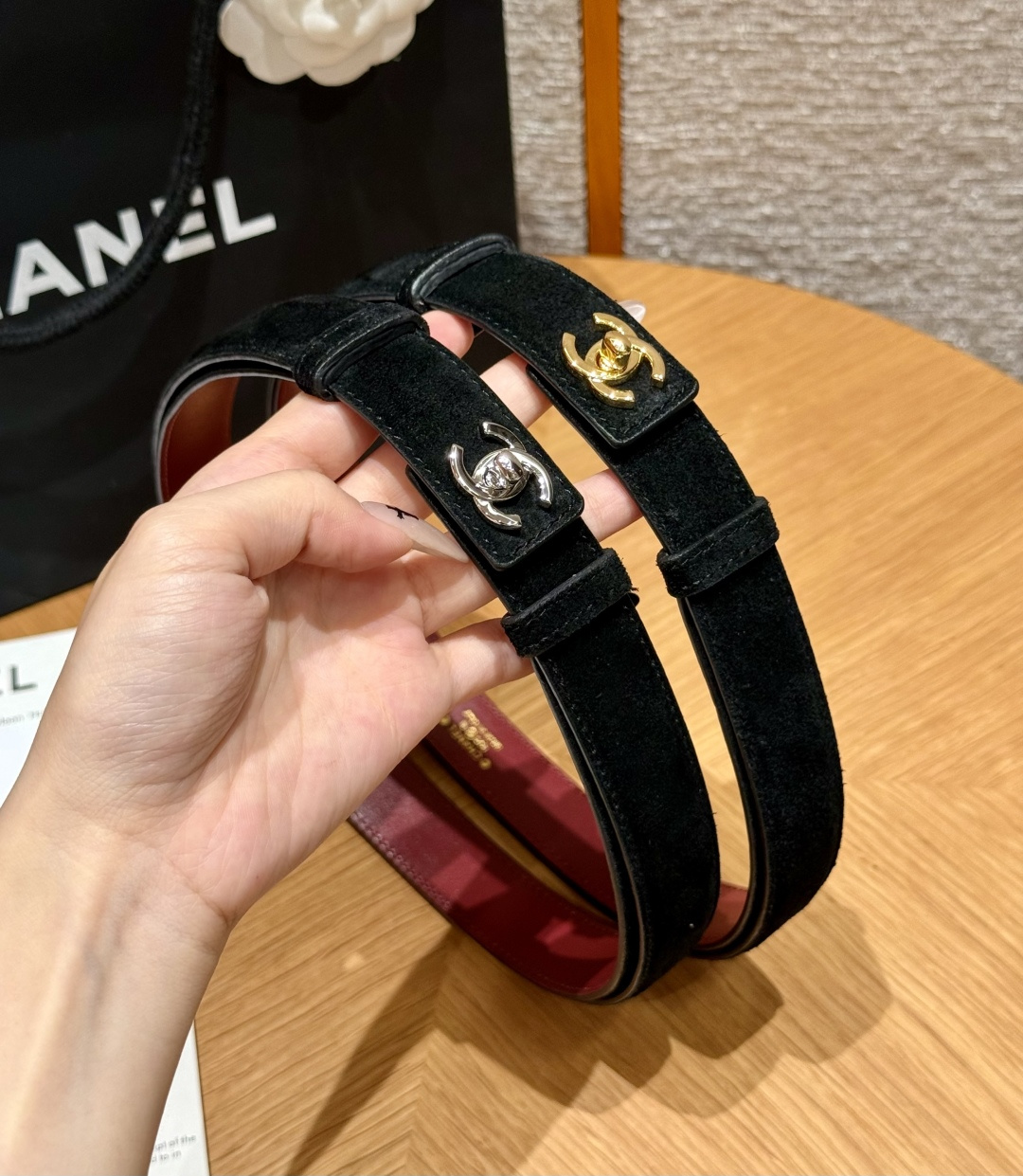 QQ-香家✨｜26B 书包扣 腰带 香奶奶推出全新2026单品系列，解锁一年四季时尚穿搭单品，小牛皮及金属，黑色与酒红色
