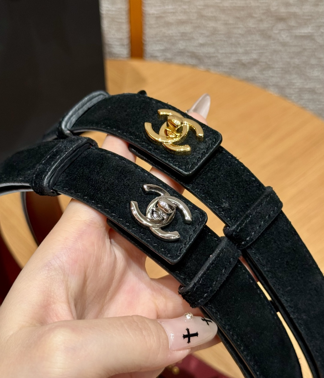 QQ-香家✨｜26B 书包扣 腰带 香奶奶推出全新2026单品系列，解锁一年四季时尚穿搭单品，小牛皮及金属，黑色与酒红色