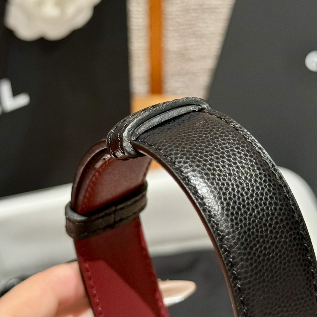 QQ-香家✨｜26B 书包扣 腰带 香奶奶推出全新2026单品系列，解锁一年四季时尚穿搭单品，小牛皮及金属，黑色与酒红色