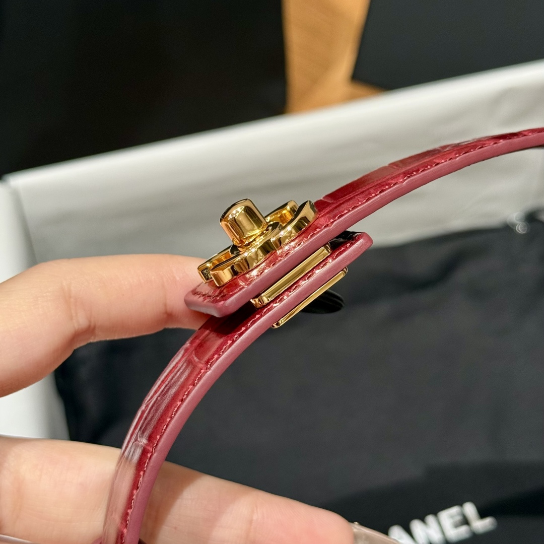 QQ-香家✨|26B 书包扣 腰带 香奶奶推出全新2026单品系列,解锁一年四季时尚穿搭单品,小牛皮及金属,黑色与酒红色 QQ-香家✨|26B 书包扣 腰带 香奶奶推出全新2026单品系列,解锁一年四季时尚穿搭单品,小牛皮及金属,黑色与酒红色