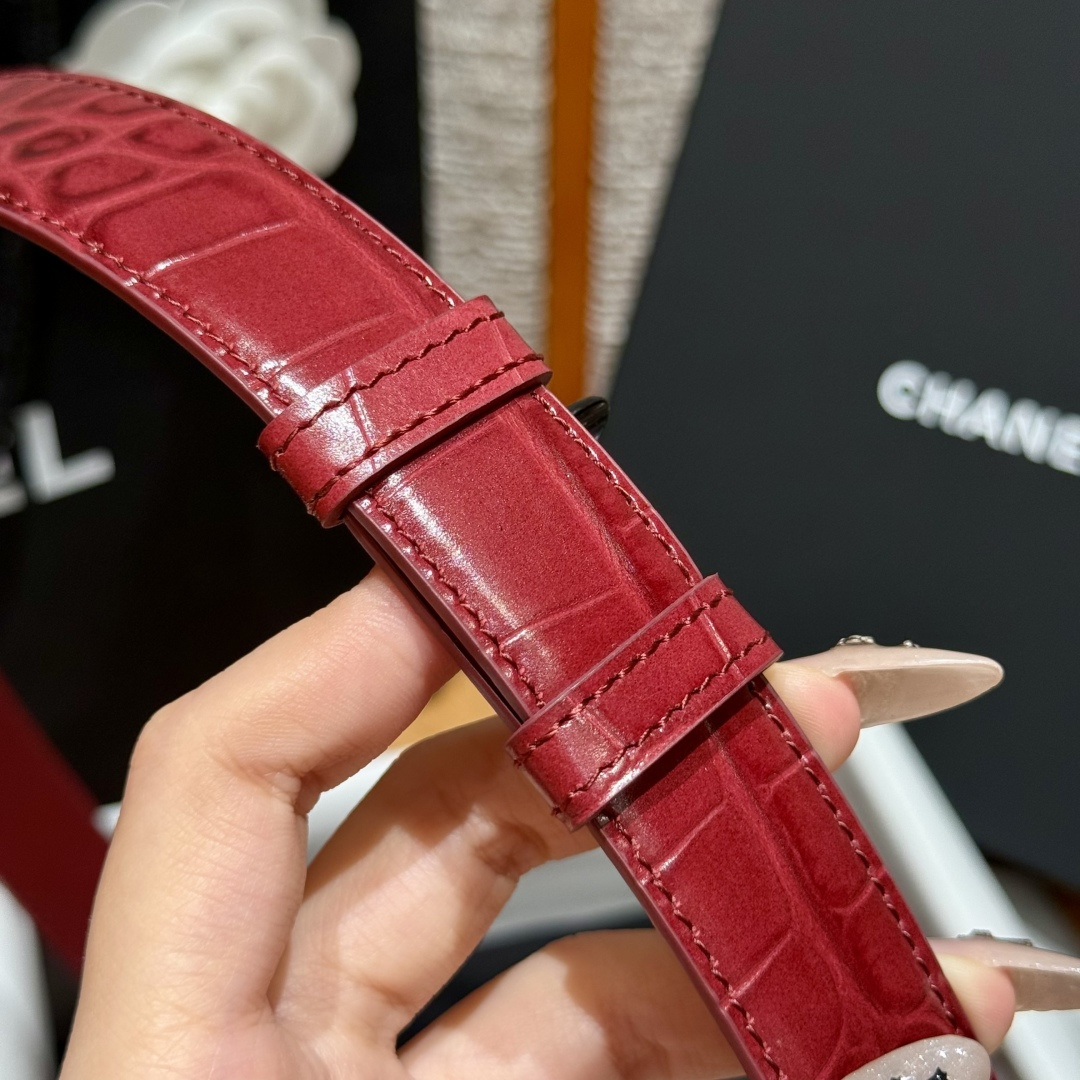 QQ-香家✨|26B 书包扣 腰带 香奶奶推出全新2026单品系列,解锁一年四季时尚穿搭单品,小牛皮及金属,黑色与酒红色 QQ-香家✨|26B 书包扣 腰带 香奶奶推出全新2026单品系列,解锁一年四季时尚穿搭单品,小牛皮及金属,黑色与酒红色