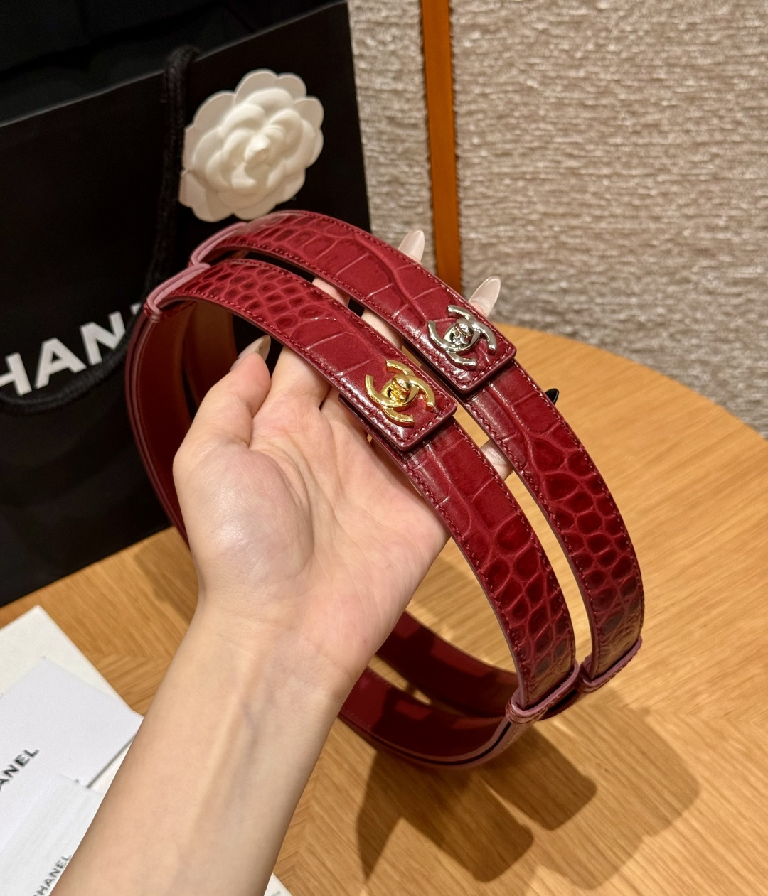 QQ-香家✨|26B 书包扣 腰带 香奶奶推出全新2026单品系列,解锁一年四季时尚穿搭单品,小牛皮及金属,黑色与酒红色 QQ-香家✨|26B 书包扣 腰带 香奶奶推出全新2026单品系列,解锁一年四季时尚穿搭单品,小牛皮及金属,黑色与酒红色