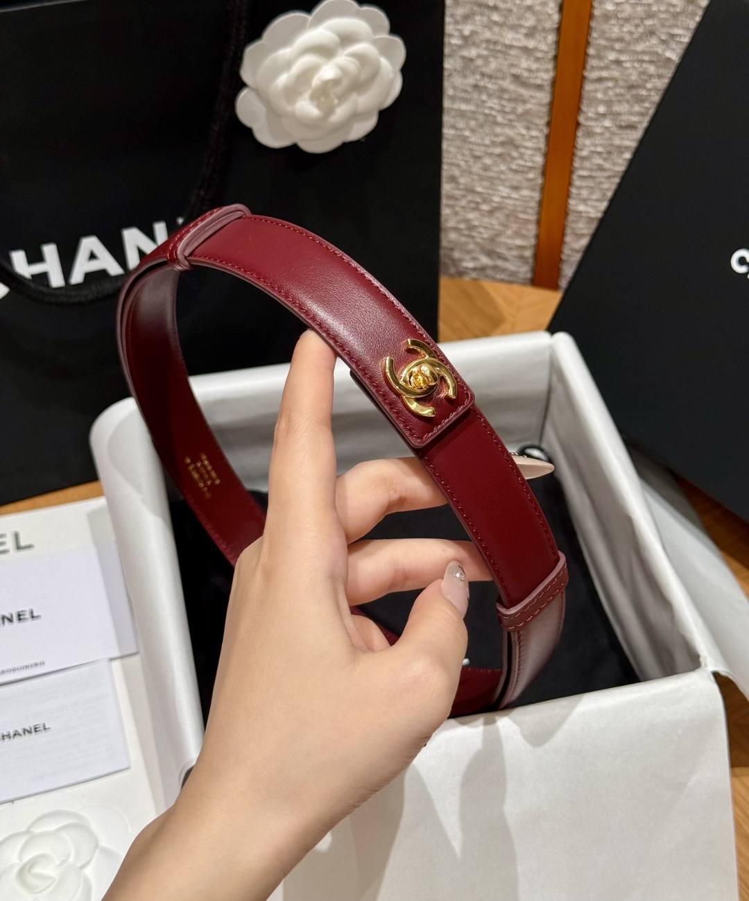 QQ-香家✨｜26B 书包扣 腰带 香奶奶推出全新2026单品系列，解锁一年四季时尚穿搭单品，小牛皮及金属，黑色与酒红色