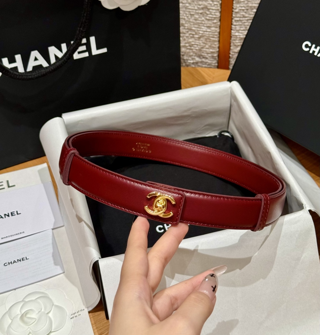 QQ-香家✨|26B 书包扣 腰带 香奶奶推出全新2026单品系列,解锁一年四季时尚穿搭单品,小牛皮及金属,黑色与酒红色 QQ-香家✨|26B 书包扣 腰带 香奶奶推出全新2026单品系列,解锁一年四季时尚穿搭单品,小牛皮及金属,黑色与酒红色
