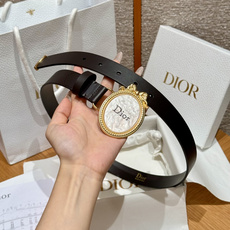 -迪家 Medaillon 腰带由乔纳森·安德森(Jonathan Anderson)为品牌倾情设计,呼应沙龙18世纪洛 -迪家 Medaillon 腰带由乔纳森·安德森(Jonathan Anderson)为品牌倾情设计,呼应沙龙18世纪洛