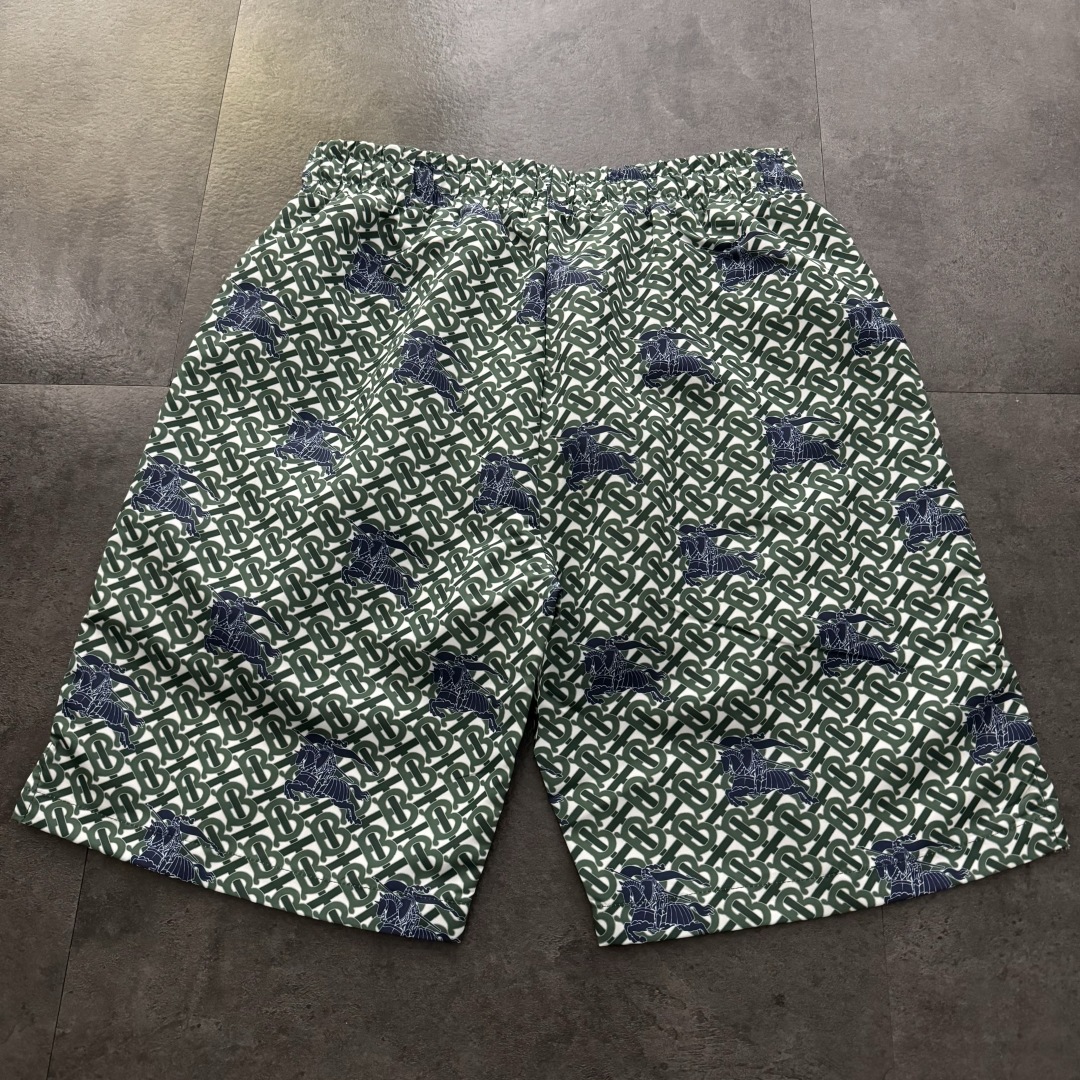 💰115
Burbberry巴宝莉2025新款老花满印沙滩裤短裤
⚠原版面料⚠高版本⚠高品质 网红明星同款
梭织定位数码直喷定织面料 对花裁剪 内里双层包底
梭织激光裁剪对位 质感舒适度都是拉满的
手感非常舒服 超级百搭好看的一款短裤
三标齐全 男女同款 人手必备款
颜色:兰色 深灰 绿色 卡其色
尺码:S-XL
S: 裤长54 腰围70 臀围100脚口29.5
M: 裤长55 腰围73 臀围114 脚口30.5
L: 裤长56 腰围76 臀围118 脚口31.5
XL:裤长57腰围79臀围122 脚口32.5