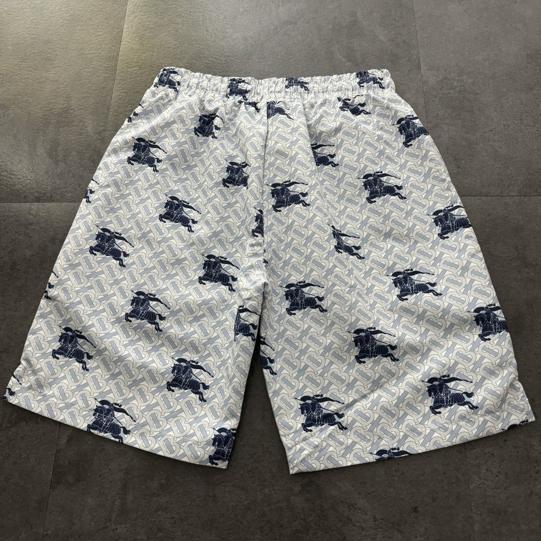 💰115
Burbberry巴宝莉2025新款老花满印沙滩裤短裤
⚠原版面料⚠高版本⚠高品质 网红明星同款
梭织定位数码直喷定织面料 对花裁剪 内里双层包底
梭织激光裁剪对位 质感舒适度都是拉满的
手感非常舒服 超级百搭好看的一款短裤
三标齐全 男女同款 人手必备款
颜色:兰色 深灰 绿色 卡其色
尺码:S-XL
S: 裤长54 腰围70 臀围100脚口29.5
M: 裤长55 腰围73 臀围114 脚口30.5
L: 裤长56 腰围76 臀围118 脚口31.5
XL:裤长57腰围79臀围122 脚口32.5