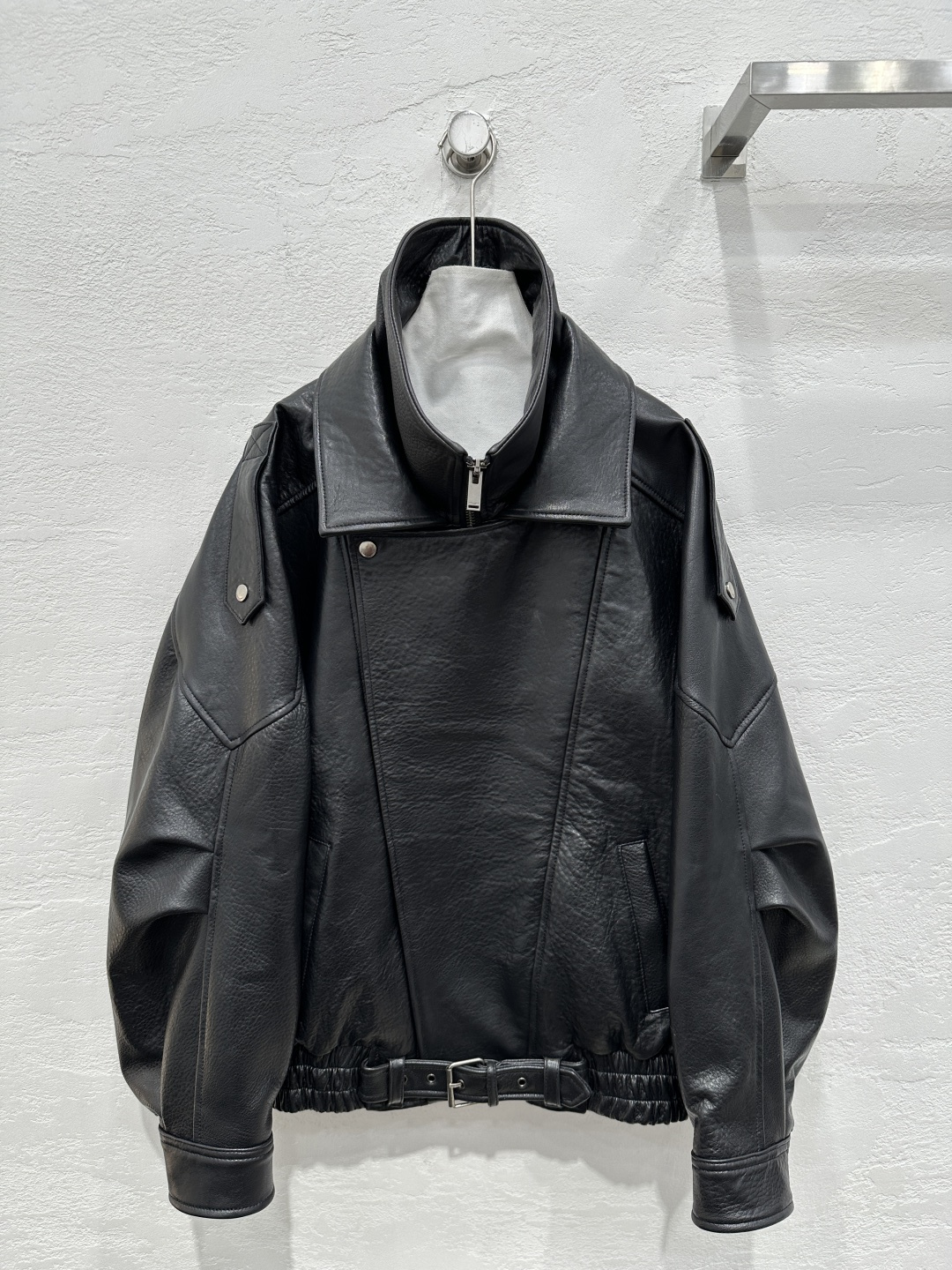 NO:774419,The exclusive first release of high-end original quality Sain*Laurent quality-controlled wardrobe is a must-have!  Punk-style top-notch bubble leather biker jacket!  Couple style for men and women!  Original purchase!  The custom leather is super delicate!  The elegant double lapel style is chic and high-end!  It can be handsome or turn into a girly girl in seconds. Imported New Zealand lambskin. Original customized wide version, versatile and easy to wear, super genuine imported hardware accessories. Perfect workmanship, quality depends on the details!  Two colors S-XL. M size bust 122, dropped shoulder sleeve length 77, dress length 70., saint laurent-clothing, saint laurent, saint laurent, jackets & coats, sheepskin,19860909独家首发高端原单品质Sain*Laurent 品质控衣橱必入！朋克风顶级泡泡皮小羊皮机车夹克！男女同款情侣款！原版购入！定制皮质超级细腻！气质双翻领版型又飒又高级！可以帅气也可以秒变软妹纸.进口新西兰小绵羊皮.原版定制阔版版型百搭不挑人上身超级正进口五金配件.完美做工品质看细节！两色S-XL. M码胸围122,落肩袖长77,衣长70.,圣罗兰-服装,saint laurent,saint laurent,jackets & coats,sheepskin,,Women's clothing