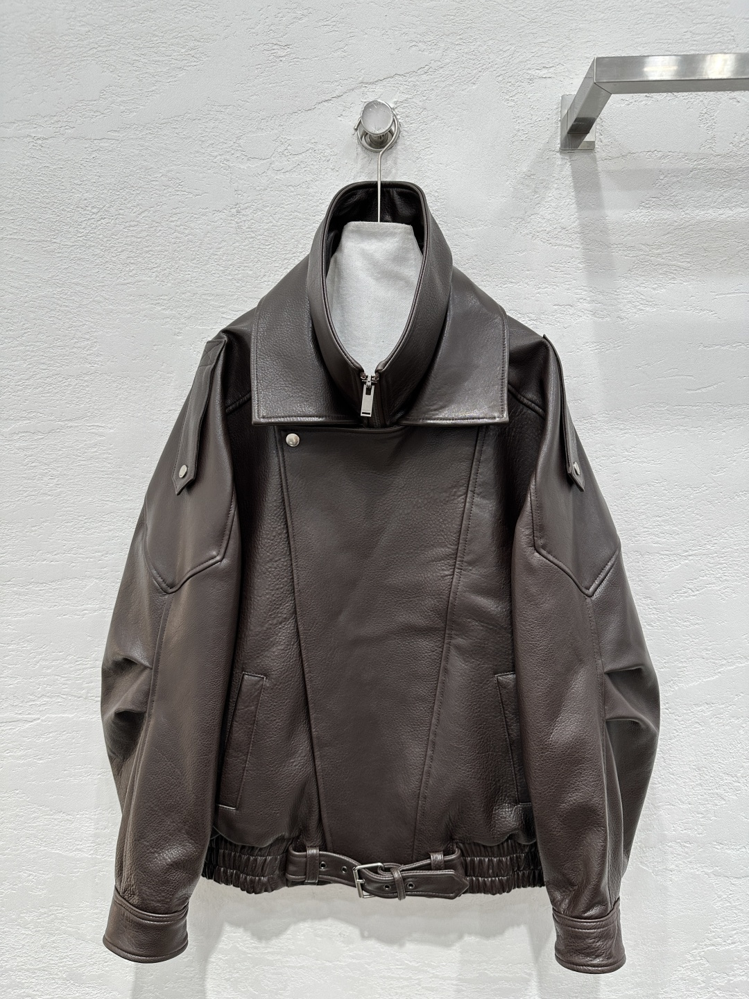 NO:774424,Exclusive first release of high-end original quality Sain*Laurent punk style top bubble leather lambskin motorcycle jacket!  Couple style for men and women!  Original purchase!  The custom leather is super delicate!  The elegant double lapel style is chic and high-end!  It can be handsome or turn into a girly girl in seconds. Imported New Zealand lambskin. Original customized wide version, versatile and easy to wear, super genuine imported hardware accessories. Perfect workmanship, quality depends on the details!  Two colors S-XL. M size bust 122, dropped shoulder sleeve length 77, dress length 70., saint laurent-clothing, saint laurent, saint laurent, jackets & coats, sheepskin,19860909独家首发高端原单品质Sain*Laurent 朋克风顶级泡泡皮小羊皮机车夹克！男女同款情侣款！原版购入！定制皮质超级细腻！气质双翻领版型又飒又高级！可以帅气也可以秒变软妹纸.进口新西兰小绵羊皮.原版定制阔版版型百搭不挑人上身超级正进口五金配件.完美做工品质看细节！两色S-XL. M码胸围122,落肩袖长77,衣长70.,圣罗兰-服装,saint laurent,saint laurent,jackets & coats,sheepskin,,Women's clothing