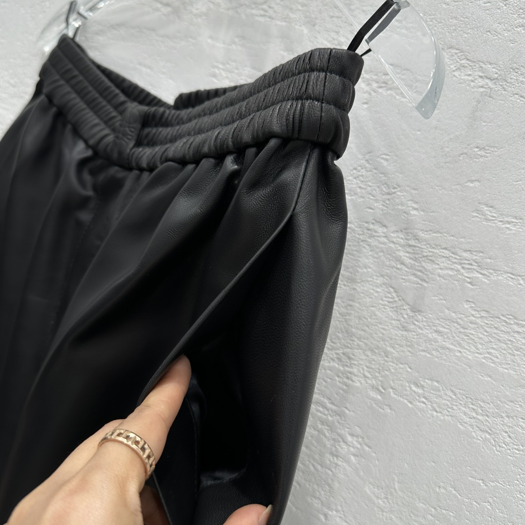 High-End Wide-Legged Suit with Deer Velvet Parchment, Exclusive Packaging, and Stylish Cut - 图片 4