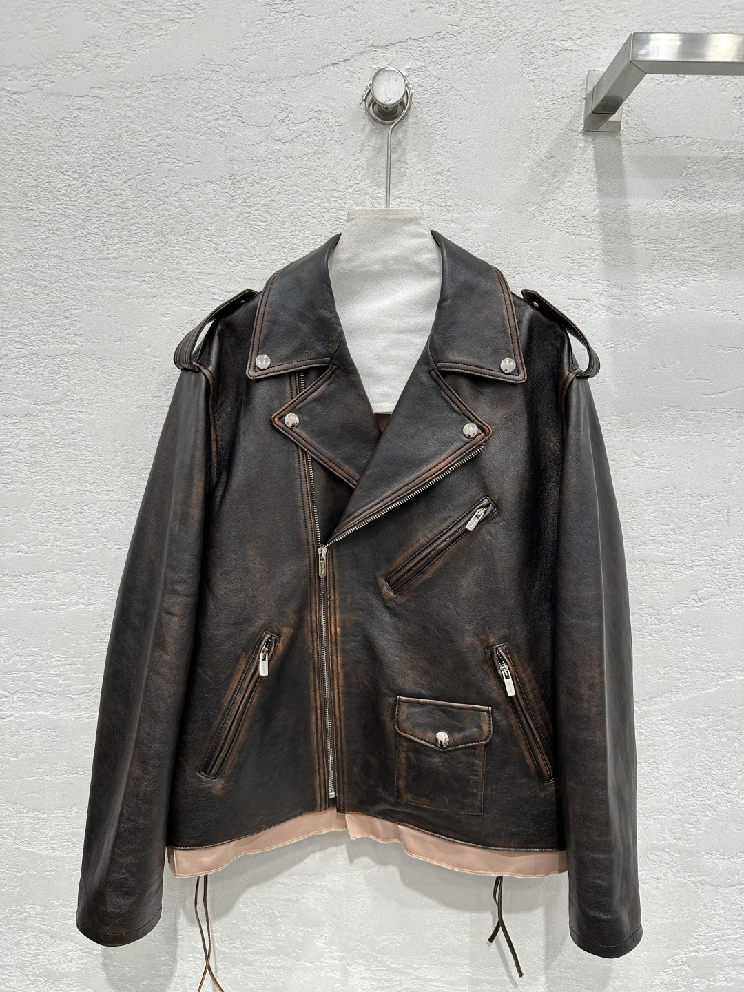 NO:892087,The exclusive first release of high-quality Mium*u25 early spring new product, distressed design motorcycle style leather jacket!  Smart girlish style!  Original customized top-grade imported lambskin!  The leather is thick and delicate!  Retro distressed coloring process!  The original 3D three-dimensional tailoring is modern and fashionable, and the classic motorcycle silhouette jacket is a huge favorite!  Fashionable and handsome, casual and lazy style, contrasting color and lining design!  The perfect fit and sexy upper body!  The quality of workmanship depends on the details!  One color SML M size bust 120, shoulder width 45, sleeve length 58, dress length 64., Miumiu-clothing,miumiu,jackets & coats,jackets & coats,sheepskin,19860909独家首发高端品质Mium*u25早春新品 做旧设计机车风皮夹克外套！灵动鬼马少女风！原版定制顶级进口小羊皮！皮质肉感厚实细腻！复古做旧擦色工艺！原版3D立体剪裁摩登时髦,经典机车廓形夹克超级大爱！时髦又帅气的随性慵懒风,撞色拼衬设计！完美版型上身又A又飒！做工品质看细节！一色SML M码胸围120,肩宽45,袖长58,衣长64.,缪缪-服装,miumiu,jackets & coats,jackets & coats,sheepskin,,Women's clothing