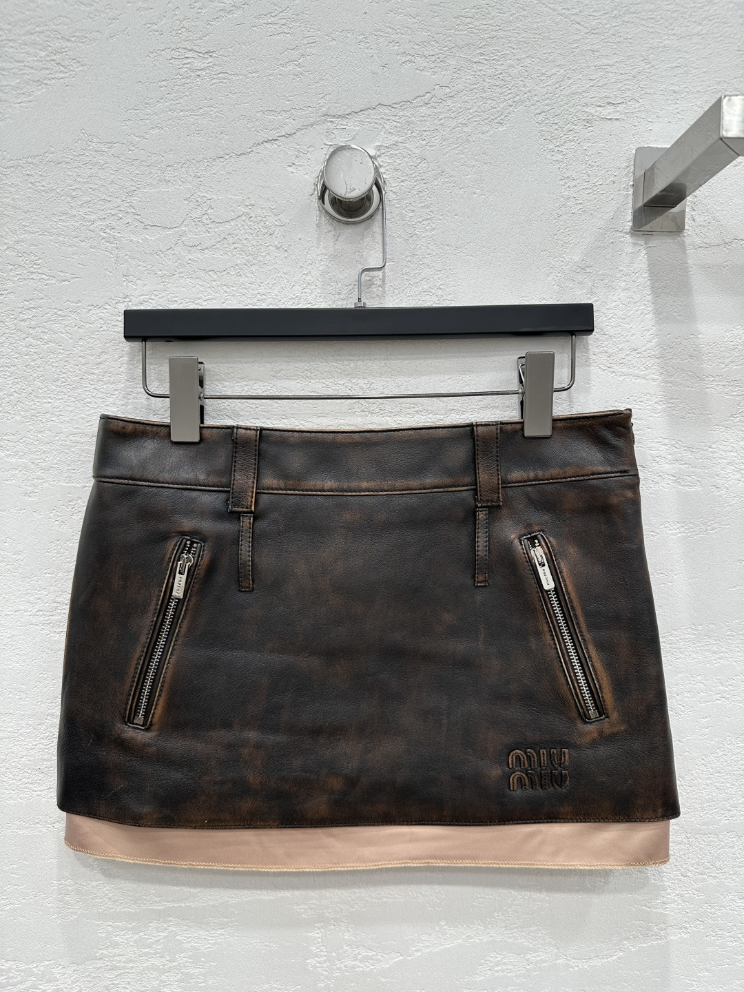 NO:892103,The exclusive first release of high-quality Mium*u25 new early spring product, distressed design functional style leather skirt!  Smart girlish style!  Original customized top-grade imported sheepskin!  The leather is thick and delicate!  Contrasting color lining splicing design, H-shaped tailoring, modern and fashionable, pure hand-painted and old-fashioned retro craftsmanship!  Maillard's outfit has a casual and lazy style, full of aggressive temperament, fashionable and high-end!  The perfect fit and sexy upper body!  The quality of workmanship depends on the details!  One color SML. Size M waist 78, skirt length 31., Miu Miu-clothing, miumiu, skirts, sheepskin,19860909独家首发高端品质Mium*u25早春新品 做旧设计机能风皮短裙！灵动鬼马少女风！原版定制顶级进口羊皮！皮质肉感厚实又细腻！撞色里布拼接设计H版型剪裁摩登时髦,纯手工涂色做旧复古工艺！美拉徳穿搭随性的慵懒风,攻气十足气质时髦又高级！完美版型上身又A又飒！做工品质看细节！一色SML. M码腰围78,裙长31.,缪缪-服装,miumiu,skirts,sheepskin,,Women's clothing