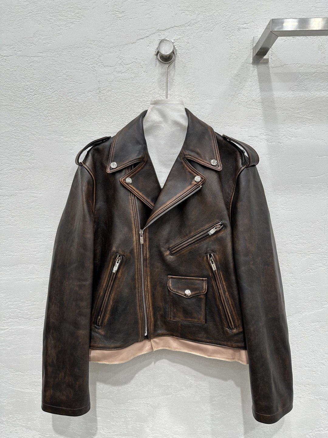 NO:892113,The exclusive first release of high-quality Mium*u25 early spring new product Liu Haocun's same old design motorcycle style leather jacket!  Smart girlish style!  Original customized top-grade imported lambskin!  The leather is thick and delicate!  Retro distressed coloring process!  The original 3D three-dimensional tailoring is modern and fashionable, and the classic motorcycle silhouette jacket is a huge favorite!  Fashionable and handsome, casual and lazy style, contrasting color and lining design!  The perfect fit and sexy upper body!  The quality of workmanship depends on the details!  One color SML M size bust 110, shoulder width 45, sleeve length 58, dress length 55., Miumiu-clothing,miumiu,jackets & coats,jackets & coats,sheepskin,19860909独家首发高端品质Mium*u25早春新品 刘浩存同款做旧设计机车风皮夹克外套！灵动鬼马少女风！原版定制顶级进口小羊皮！皮质肉感厚实细腻！复古做旧擦色工艺！原版3D立体剪裁摩登时髦,经典机车廓形夹克超级大爱！时髦又帅气的随性慵懒风,撞色拼衬设计！完美版型上身又A又飒！做工品质看细节！一色SML M码胸围110,肩宽45,袖长58,衣长55.,缪缪-服装,miumiu,jackets & coats,jackets & coats,sheepskin,,Women's clothing