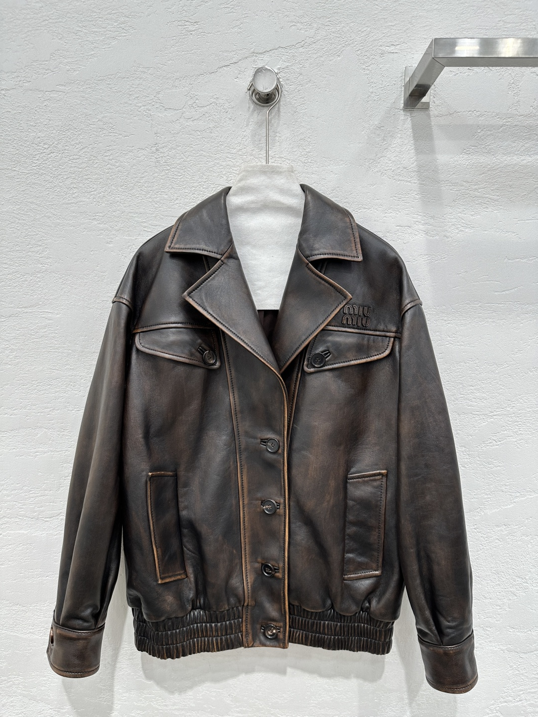 NO:901270,Exclusive first release of high-quality Mium*u25 new early spring product, retro distressed sheepskin jacket!  Original customized top-grade imported lambskin!  The leather is thick and delicate!  Retro distressed coloring process!  The original 3D three-dimensional tailoring looks simple and super heavy-duty!  I love the classic motorcycle silhouette jacket!  Fashionable and handsome, casual and lazy style, thin cotton design to keep warm and slimming!  The perfect fit and sexy upper body!  Two-color SML. Size S, bust 112, shoulder width 50, sleeve length 52, dress length 62.,Miumiu-clothing,miumiu,jackets & coats,jackets & coats,sheepskin,19860909独家首发高端品质Mium*u25早春新品 复古做旧绵羊皮夹克外套！原版定制顶级进口小羊皮！皮质肉感厚实细腻！复古做旧擦色工艺！原版3D立体剪裁看似简单版型超重工！经典机车廓形夹克超级大爱！时髦又帅气的随性慵懒风,夹薄棉设计保暖又显瘦！完美版型上身又A又飒！两色SML. S码胸围112,肩宽50,袖长52,衣长62.,缪缪-服装,miumiu,jackets & coats,jackets & coats,sheepskin,,Women's clothing