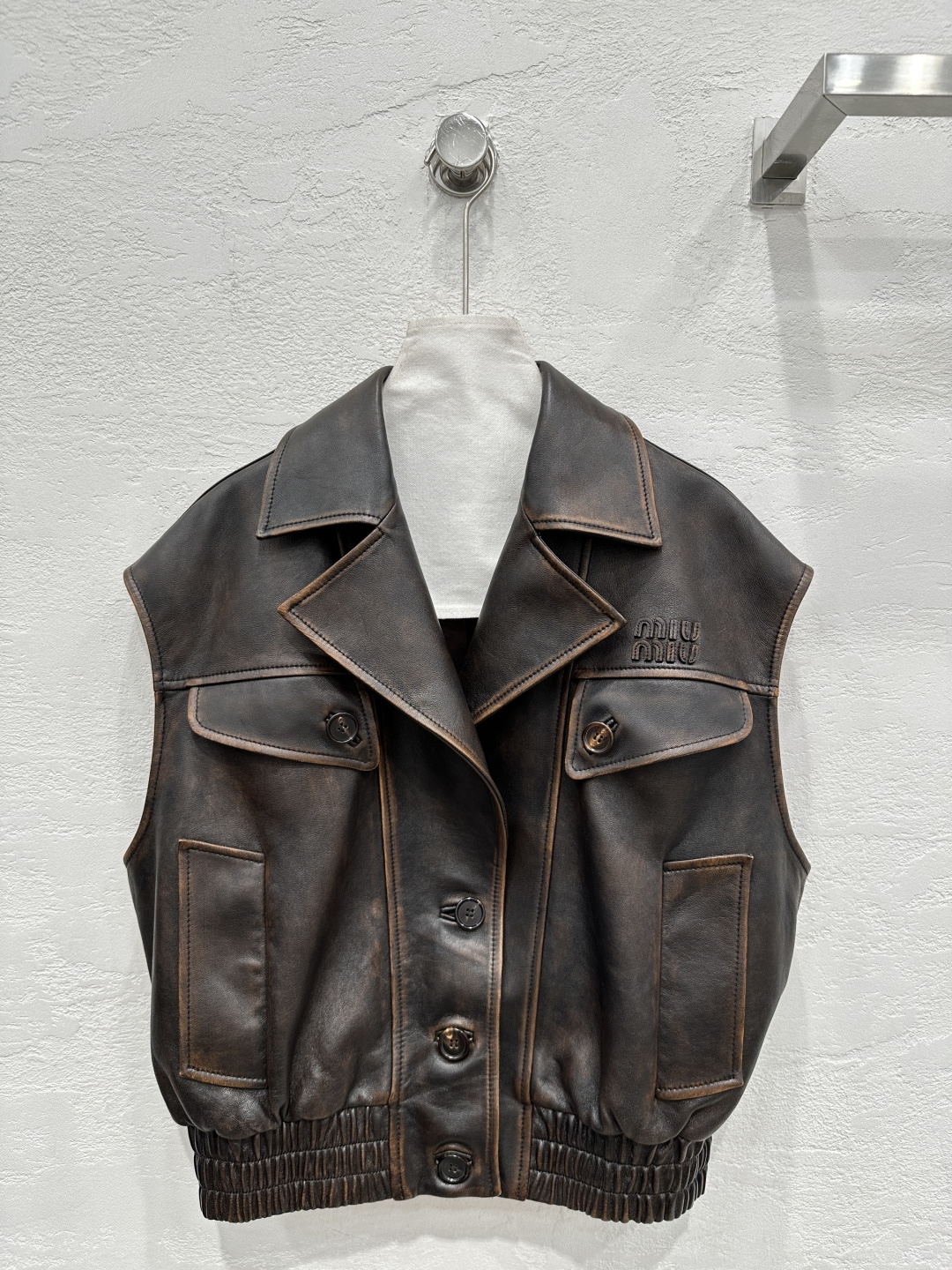 NO:892108,Exclusive first release of high-quality Mium*u25 new early spring product, retro distressed sheepskin jacket vest!  Original customized top-grade imported lambskin!  The leather is thick and delicate!  Retro distressed coloring process!  The original 3D three-dimensional tailoring looks simple and super heavy-duty!  I love the classic motorcycle silhouette jacket!  Fashionable and handsome, casual and lazy style, perfect fit and sexy upper body!  The quality of workmanship depends on the details!  One color SML size M: bust 110, length 53., Miumiu-clothing, miumiu, jackets & coats, sheepskin,19860909独家首发高端品质Mium*u25早春新品 复古做旧绵羊皮夹克马甲！原版定制顶级进口小羊皮！皮质肉感厚实细腻！复古做旧擦色工艺！原版3D立体剪裁看似简单版型超重工！经典机车廓形夹克超级大爱！时髦又帅气的随性慵懒风,完美版型上身又A又飒！做工品质看细节！一色SML M码: 胸围110,衣长53.,缪缪-服装,miumiu,jackets & coats,sheepskin,,Women's clothing