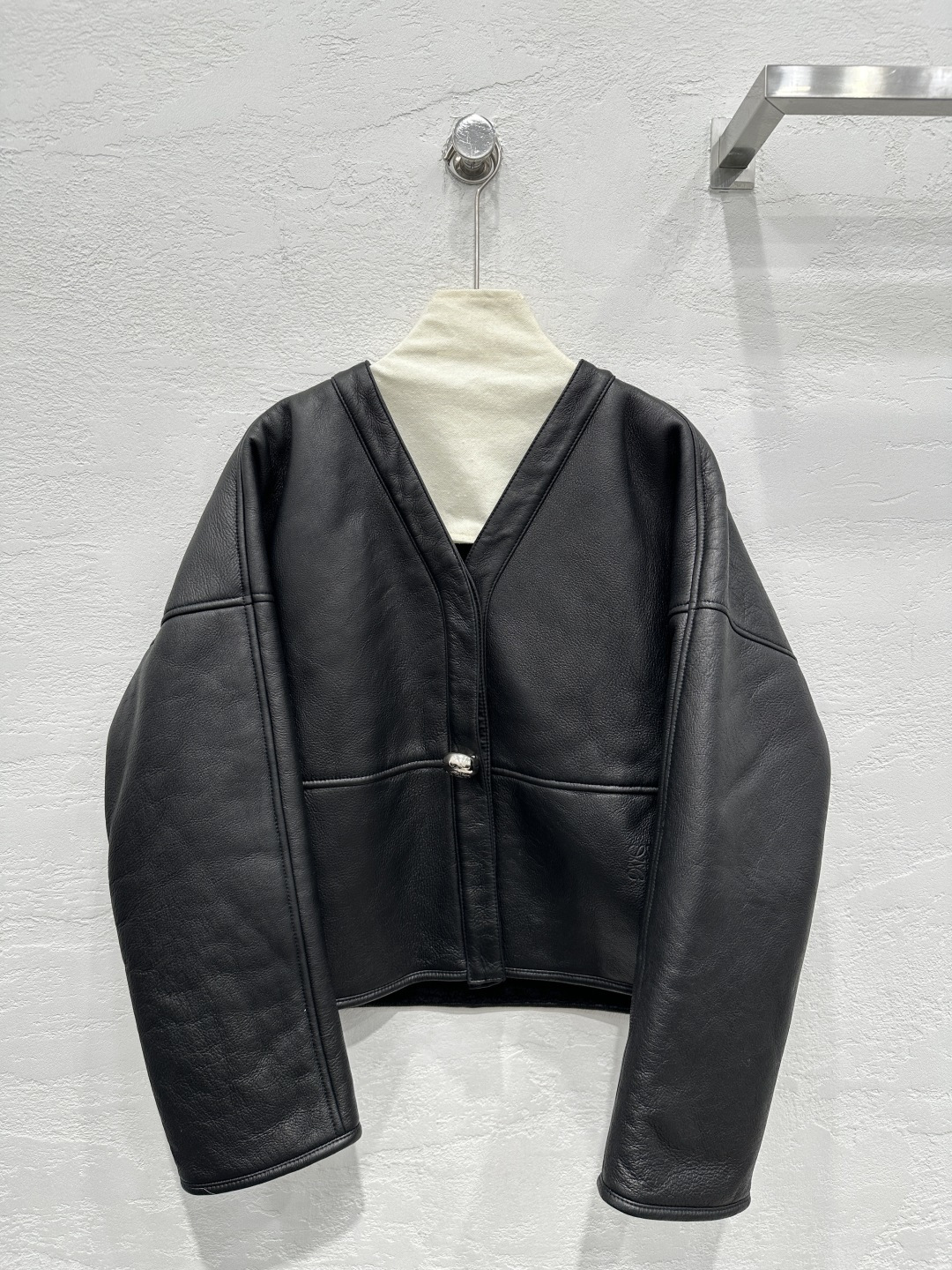 NO:639326,The exclusive first release of high-end original quality Lo*we imported Alpine lamb fur all-in-one jacket!  The natural grain hair feels dense and super fine!  Temperament, small V-neck, short style, upper body, age-reducing, casual girly temperament, versatile and not picky!  The fur side faces the outer skin and the leather side faces in, perfect for verification of pure handicraft details!  Minimalist style is high-end and fashionable!  I love it for keeping you warm and refusing to be bloated. The fur side is facing the outside and the skin is facing in. It is perfectly hemmed and made by hand!  Perfect workmanship quality depends on the details!  Instant delivery from stock!  One color SML S size bust 106, dropped shoulder sleeve length 73, dress length 56., Loewe-clothing, loewe, jackets & coats, alexander wang19860909独家首发高端原单品质Lo*we 进口阿尔卑斯小羊羔皮毛一体小外套！天然颗粒毛感密实超细腻！气质小V领小短款,版型上身减龄休闲少女气质百搭不挑人！毛面朝外皮面朝里完美纯手工艺细节验证！极简风高级又时髦！保暖拒绝臃肿超级大爱 毛面朝外皮面朝里完美包边纯手工打造！完美做工品质看细节！现货秒发！一色SML S码胸围106,落肩袖长73,衣长56.,罗意威-服装,loewe,jackets & coats,alexander wang,Women's clothing