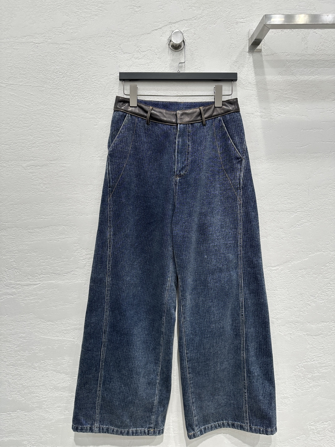NO:869932,The exclusive first release of high-end original quality PR*DA top vegetable tanned lambskin stitched denim wide-leg pants!  Top quality leather is super delicate!  Minimalist tailoring. Special sewing machine craftsmanship. Vegetable tanning craftsmanship. The design is sassy and high-end!  Bai Fumei's must-have fashionable items. Customized denim fabrics, imported washed technology, original customized H version, versatile, easy on the upper body, super perfect, workmanship quality, look at the details!  Two-color SML M size waist 72, hip 106, pants length 106., Prada-clothing, prada, sheepskin,19860909独家首发高端原单品质PR*DA 顶级植鞣小羊皮拼接牛仔阔腿裤！顶级皮质超级细腻！极简主义剪裁.特种专机工艺缝纫.植鞣工艺设计又飒又高级！白富美必入时髦单品.定制牛仔面料,进口水洗工艺原版定制H版型百搭不挑人上身超级正完美做工品质看细节！两色SML M码腰围72,臀围106,裤长106.,普拉达-服装,prada,sheepskin,,Women's clothing