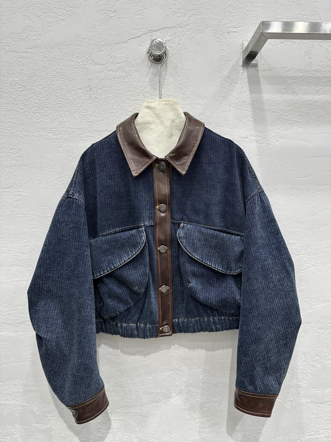 NO:869919,Exclusive first release of high-end original quality PR*DA personalized washed denim and leather lapel jacket!  Fermentation washed personalized denim color matching and imported vegetable tanned lambskin!  The upper body is cool and sassy. It is made of customized high-quality twill cotton washed denim fabric. It has a fine texture and a natural cotton feel. It has a muscular yet soft feel. The large pockets are designed to be high-end and fashionable!  The small lapel design is versatile and easy to wear!  Perfect workmanship quality depends on the details!  Two-color SML M size bust 120, dropped shoulder sleeve length 72, dress length 52.,Prada-clothing,prada,jackets & coats,jackets & coats,sheepskin,19860909独家首发高端原单品质PR*DA 个性水洗牛仔拼皮翻领夹克外套！酵洗个性牛仔配色拼接进口植鞣工艺小羊皮！上身又酷又飒爽采用定制高品质斜纹棉质水洗牛仔面料,纹理细腻,棉感自然,既有筋骨感又不失柔软,大口袋设计高级又时髦！小翻领设计百搭不挑人！完美做工品质看细节！两色SML M码胸围120,落肩袖长72,衣长52.,普拉达-服装,prada,jackets & coats,jackets & coats,sheepskin,,Women's clothing