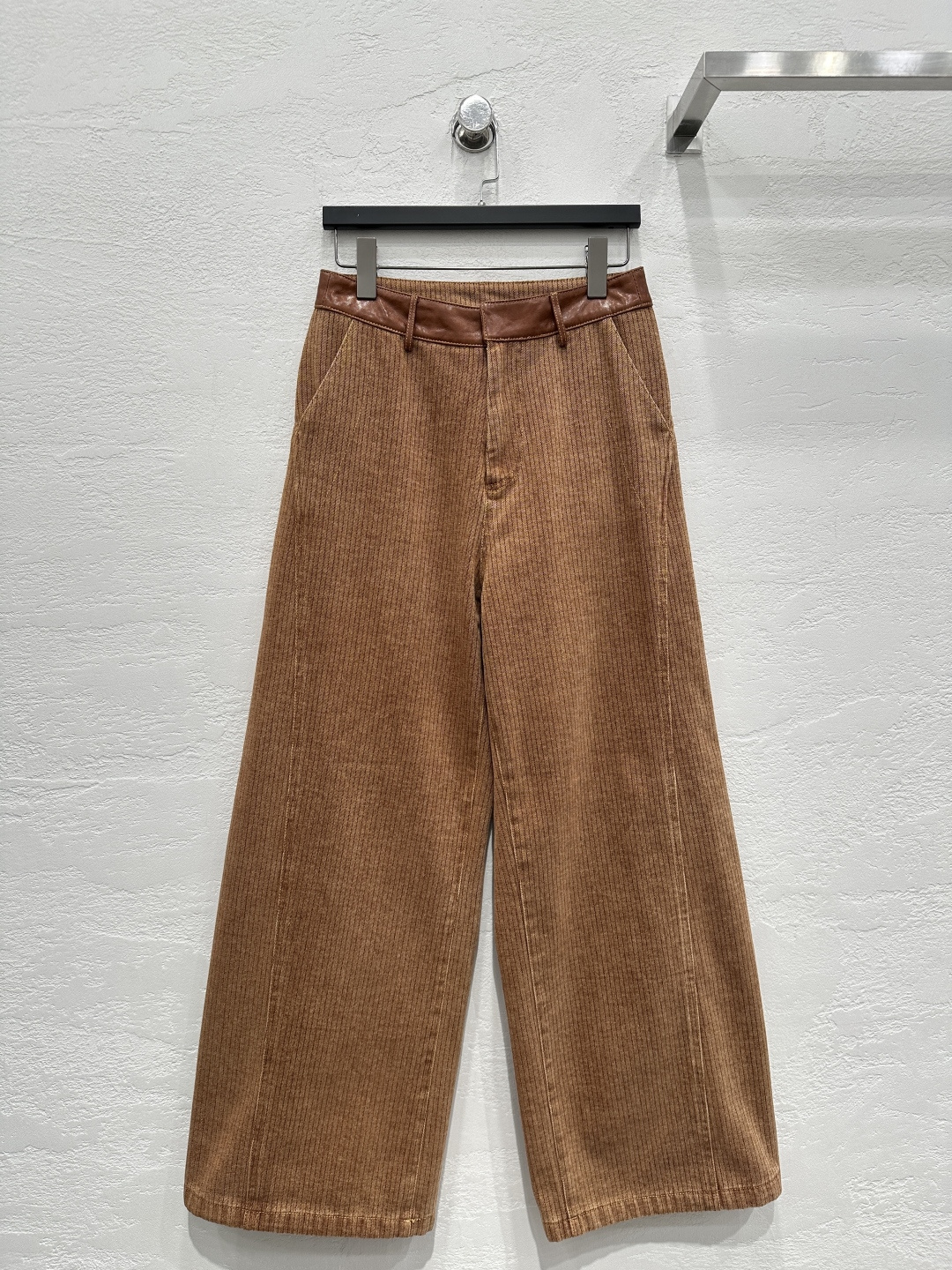 NO:721924,The exclusive first release of high-end original quality PR*DA top vegetable tanned lambskin stitched denim wide-leg pants!  Top quality leather is super delicate!  Minimalist tailoring. Special sewing machine craftsmanship. Vegetable tanning craftsmanship. The design is sassy and high-end!  Bai Fumei's must-have fashionable items. Customized denim fabrics, imported washed technology, original customized H version, versatile, easy on the upper body, super perfect, workmanship quality, look at the details!  Two-color SML. Size M, waist 72, hip 106, pants length 106., Prada-clothing, prada, sheepskin,19860909独家首发高端原单品质PR*DA 顶级植鞣小羊皮拼接牛仔阔腿裤！顶级皮质超级细腻！极简主义剪裁.特种专机工艺缝纫.植鞣工艺设计又飒又高级！白富美必入时髦单品.定制牛仔面料,进口水洗工艺原版定制H版型百搭不挑人上身超级正完美做工品质看细节！两色SML. M码腰围72,臀围106,裤长106.,普拉达-服装,prada,sheepskin,,Women's clothing