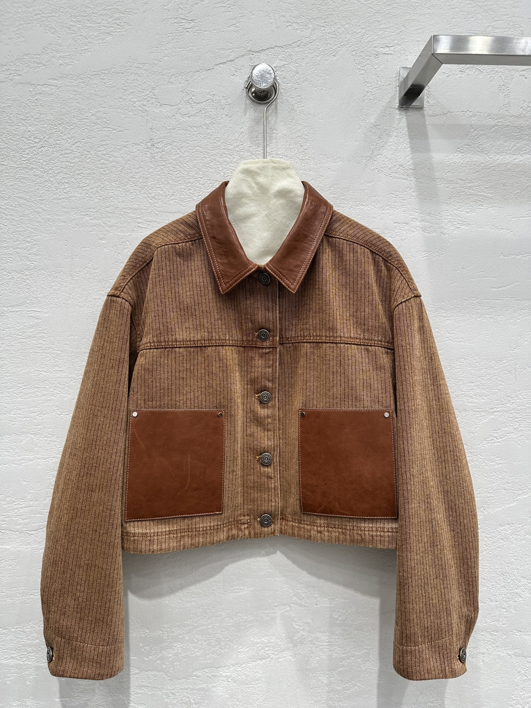 NO:721932,Exclusive first release of high-end original quality PR*DA personalized washed denim and leather lapel jacket!  Fermentation washed personalized denim color matching and imported vegetable tanned lambskin!  The upper body is cool and sassy. It is made of customized high-quality twill cotton washed denim fabric. It has a fine texture and a natural cotton feel. It has a muscular yet soft feel. The large pockets are designed with oiled edges to be advanced and fashionable!  The small lapel design is versatile and easy to wear!  Perfect workmanship quality depends on the details!  Two-color SML. M size bust 100, shoulder width 50, sleeve length 52, dress length 49.,Prada-clothing,prada,jackets & coats,jackets & coats,sheepskin,19860909独家首发高端原单品质PR*DA 个性水洗牛仔拼皮翻领夹克外套！酵洗个性牛仔配色拼接进口植鞣工艺小羊皮！上身又酷又飒爽采用定制高品质斜纹棉质水洗牛仔面料,纹理细腻,棉感自然,既有筋骨感又不失柔软,大口袋油边工艺设计高级又时髦！小翻领设计百搭不挑人！完美做工品质看细节！两色SML. M码胸围100,肩宽50,袖长52,衣长49.,普拉达-服装,prada,jackets & coats,jackets & coats,sheepskin,,Women's clothing