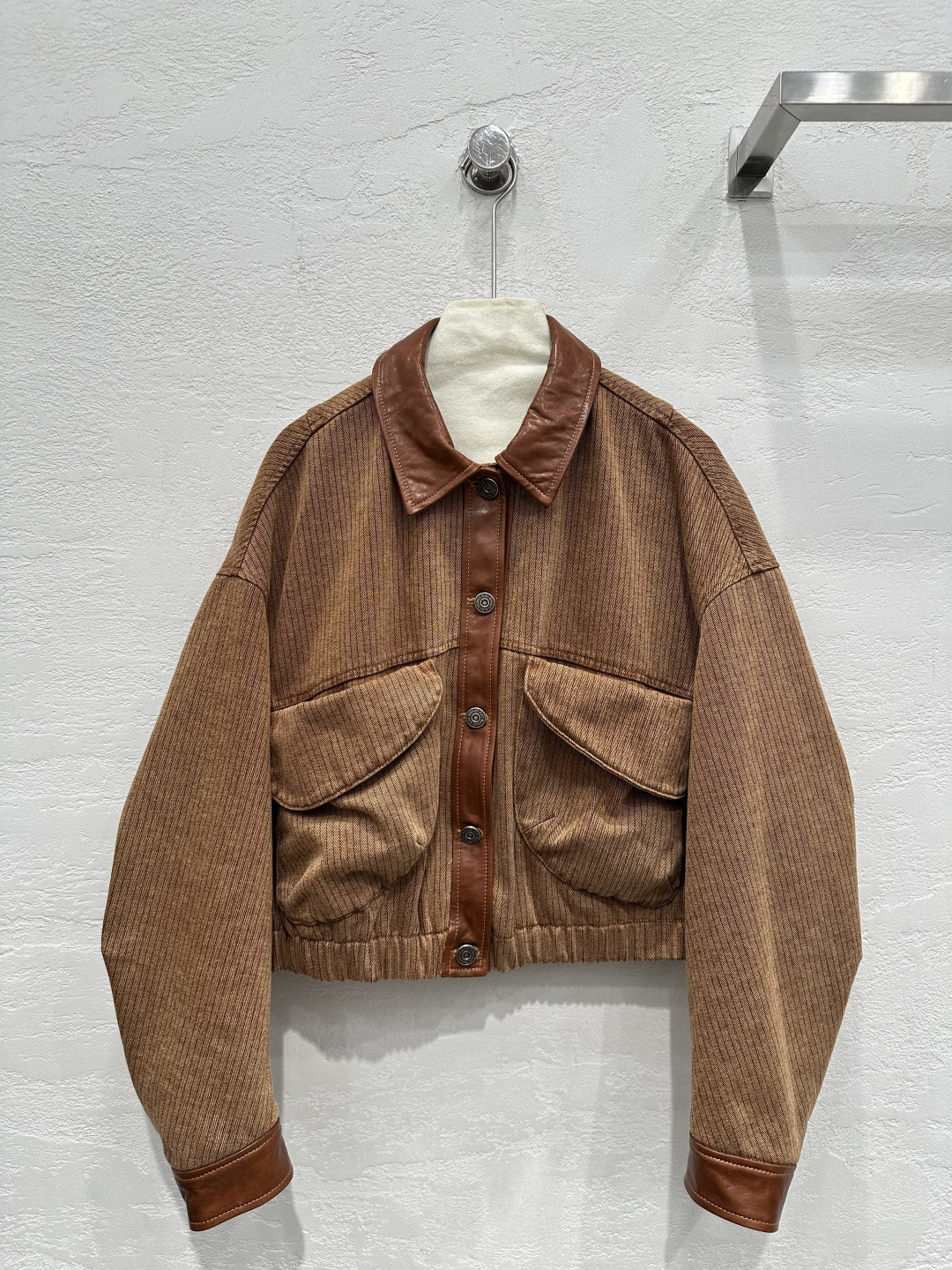 NO:721927,Exclusive first release of high-end original quality PR*DA personalized washed denim and leather lapel jacket!  Fermentation washed personalized denim color matching and imported vegetable tanned lambskin!  The upper body is cool and sassy. It is made of customized high-quality twill cotton washed denim fabric. It has a fine texture and a natural cotton feel. It has a muscular yet soft feel. The large pockets are designed to be high-end and fashionable!  The small lapel design is versatile and easy to wear!  Perfect workmanship quality depends on the details!  Two-color SML. M size bust 120, dropped shoulder sleeve length 72, dress length 52., Prada - clothing, prada, jackets & coats, jackets & coats, sheepskin,19860909独家首发高端原单品质PR*DA 个性水洗牛仔拼皮翻领夹克外套！酵洗个性牛仔配色拼接进口植鞣工艺小羊皮！上身又酷又飒爽采用定制高品质斜纹棉质水洗牛仔面料,纹理细腻,棉感自然,既有筋骨感又不失柔软,大口袋设计高级又时髦！小翻领设计百搭不挑人！完美做工品质看细节！两色SML. M码胸围120,落肩袖长72,衣长52.,普拉达-服装,prada,jackets & coats,jackets & coats,sheepskin,,Women's clothing