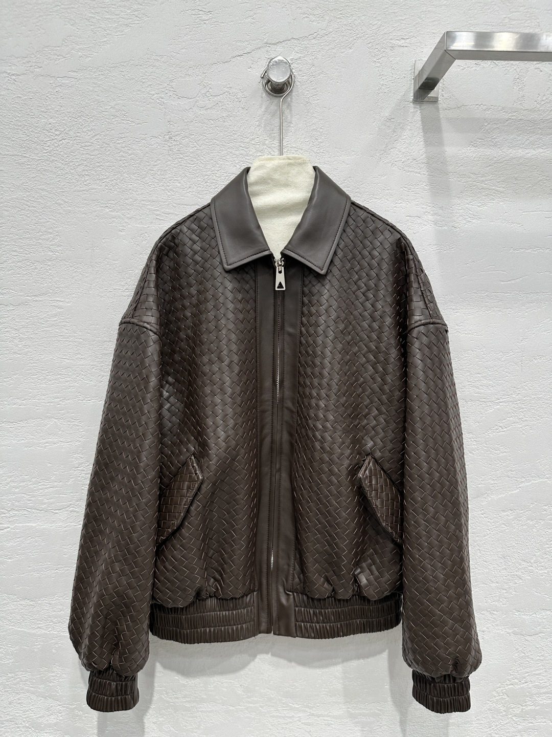 NO:662375,Exclusive first release of original quality Bot*ega veneta25 new spring clothing, the same heavy craftsmanship handmade shirt jacket style woven jacket for European and American stars!  Top high-end goods!  Purchase the original version and customize it!  Exclusive top quality imported sheepskin!  The original customized cut is positioned as a hand-woven finished product, perfect luxury craftsmanship!  High-end and fashionable!  The classic shirt collar has a loose fit and makes your upper body look slimmer!  A versatile item that can be either sweet or salty, the perfect workmanship depends on the details!  Six colors SML. M size bust 130, dropped shoulder sleeve length 83, dress length 68., Bottega Veneta-clothing,bottega veneta,jackets & coats,jackets & coats,shirts,sheepskin, 19860909独家首发原单品质Bot*ega veneta25春装新品 欧美明星同款重工艺手工衬衫夹克款编织外套！顶级高端货！原版购入开版定制！独家顶级进口 绵羊皮！原版定制裁片定位手工编织成品,完美奢华工艺！高级又时髦！经典衬衫领宽松版型,上身巨显瘦！可甜可盐气质百搭单品,完美做工品质看细节！六色SML. M码胸围130,落肩袖长83,衣长68.,葆蝶家-服装,bottega veneta,jackets & coats,jackets & coats,shirts,sheepskin, ,Women's clothing