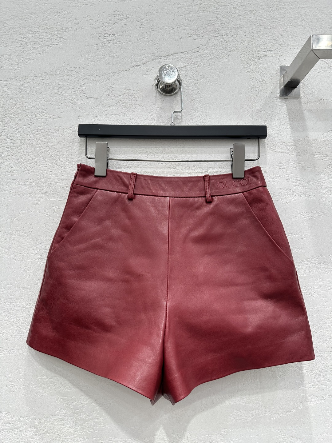 NO:890673,The exclusive first release of high-end original quality Guc*i25 early spring new product, runway style embossed logo versatile leather shorts!  Positioned embossed logo is a must-have!  Exclusively customized imported top-quality New Zealand lambskin!  The perfect leather texture!  The classic version is high-end, fashionable and handsome!  The upper body looks slim!  The three-dimensional tailoring is versatile and not picky. The perfect workmanship quality depends on the details!  One color S-XL M size waist 68, hip 90, pants length 36., Gucci-clothing, gucci, gucci, shorts, sheepskin,19860909独家首发高端原单品质Guc*i25早春新品 走秀款压花logo百搭款皮短裤！定位压花logo绝绝子！独家定制进口顶级新西兰小羊皮！皮质质感绝绝子！经典版型高级时髦又帅气！上身巨显瘦！立体裁版型百搭不挑人.完美做工品质看细节！一色S-XL M码腰围68,臀围90,裤长36.,古驰-服装,gucci,gucci,shorts,sheepskin,,Women's clothing