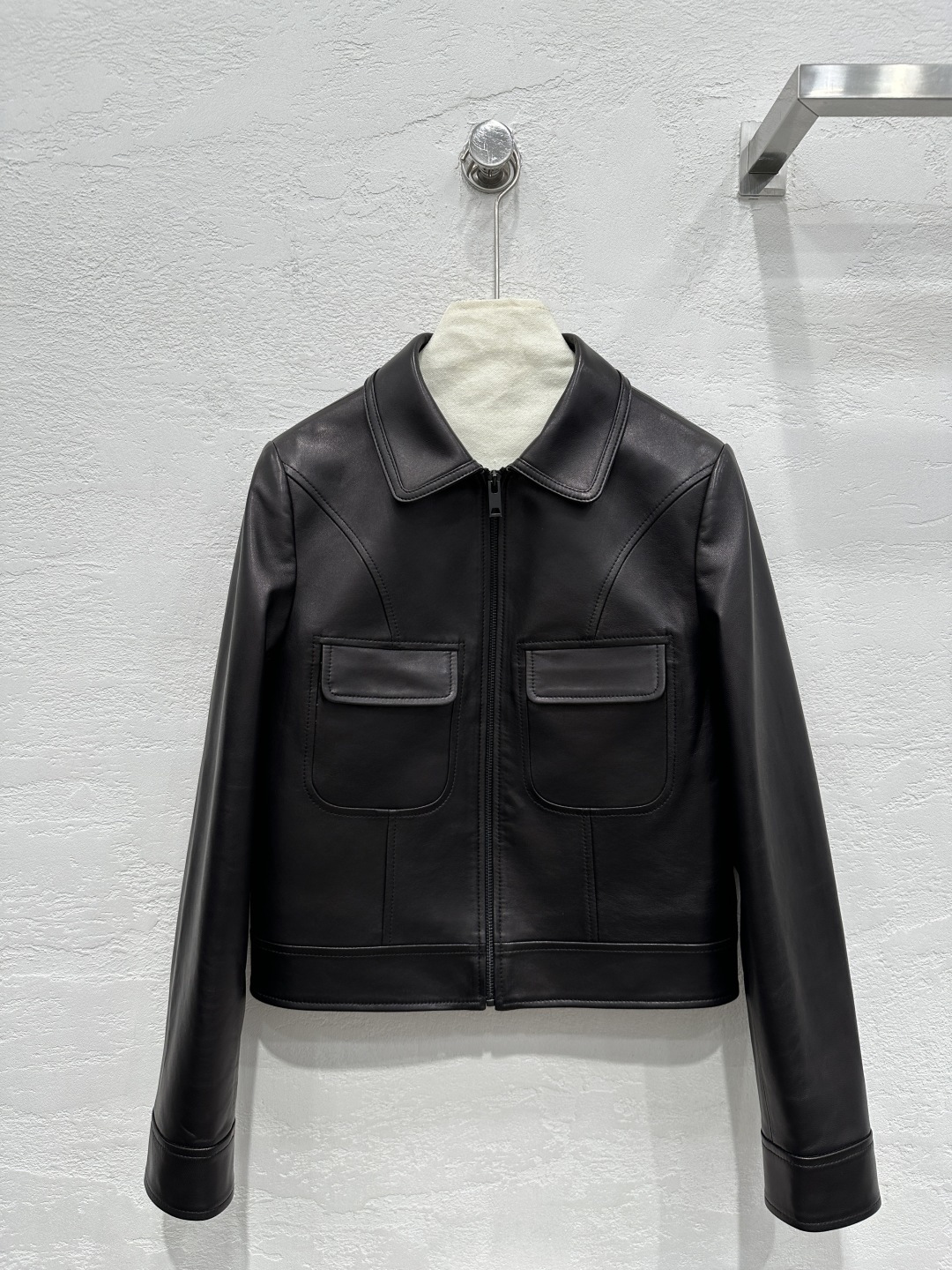 NO:661608,The exclusive first release of high-end original quality Celin*25 new product Liu Shishi's same retro modern fashionable leather jacket!  Top-grade imported vegetable-tanned lambskin, the leather feels oily, soft and delicate!  High-end tune!  Retro American classic, super favorite!  A cool and handsome lazy style, the perfect workmanship quality depends on the details!  One color S-XL M size bust 96, shoulder width 39, sleeve length 59, dress length 50., Celine-clothing,celine,celine,jackets & coats,jackets & coats,leather jacket,sheepskin, 19860909独家首发高端原单品质Celin*25新品 刘诗诗同款复古摩登时髦夹克皮衣外套！顶级进口植鞣小羊皮,皮质肉感油润柔软又细腻！高级的调调！复古美式经典超级大爱！又A又飒酷帅的慵懒风,完美做工品质看细节！一色S-XL M码胸围96,肩宽39,袖长59,衣长50.,赛琳-服装,celine,celine,jackets & coats,jackets & coats,leather jacket,sheepskin, ,Women's clothing