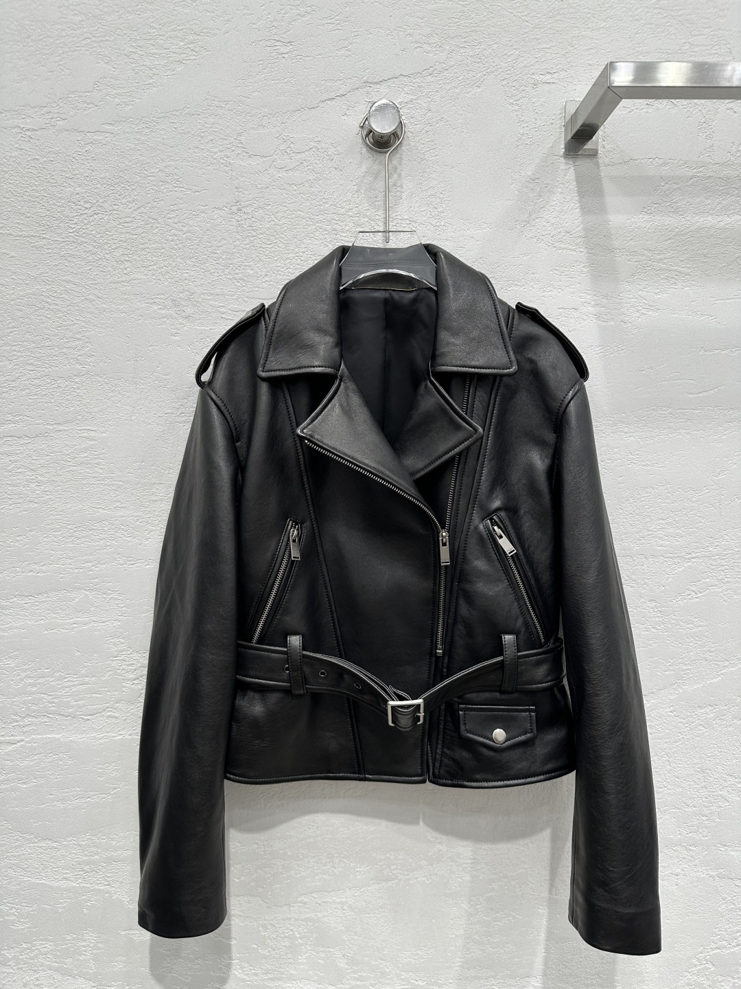 NO:662264,Exclusive first release of high-quality Sain*Laurent classic safari style belted jacket!  Original custom-made top-grade lambskin imported from Türkiye, the leather is oily, soft and delicate!  Retro work pockets with belt design for casual elegance!  The sassy, ​​gentle and classic version doesn't flatter your upper body and makes you look slimmer!  Sweet and salty, fashionable and high-end. The imported leather is delicate and wide!  Perfect workmanship quality depends on the details!  One color S-XL. M size bust 100, shoulder width 44, sleeve length 58, dress length 53.,Saint Laurent-Clothing,saint laurent,saint laurent,jackets & coats,jackets & coats,sheepskin, 19860909独家首发高端品质Sain*Laurent 经典款猎装风束腰夹克外套！原版定制顶级土耳其进口小羊皮,皮质肉感油润柔软又细腻！复古工装口袋 系腰带设计随性优雅！飒爽温柔经典版型不挑人上身超显瘦！可甜可盐时髦又高级.进口皮质细腻挺阔！完美做工品质看细节！一色S-XL. M码胸围100,肩宽44,袖长58,衣长53.,圣罗兰-服装,saint laurent,saint laurent,jackets & coats,jackets & coats,sheepskin, ,Women's clothing