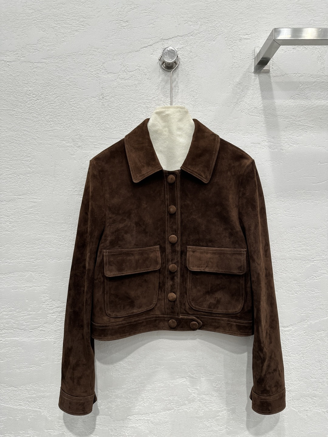 NO:662393,The exclusive first release of high-end quality Celin*25 new product, Suzy’s same British college style retro brown suede lapel jacket and small coat!  Exclusive customized suede surface craftsmanship, pure handmade leather bag buckle!  Sweet girl's age-reducing girlish style!  The classic silhouette is versatile and slimming!  Imported suede lambskin, a sweet and cool must-have item in a fashionable girl's wardrobe. Perfect workmanship and quality depends on the details!  Three colors S-XL. Size M: bust 94, shoulder width 39, sleeve length 58, dress length 46., Celine-clothing,celine,celine,jackets & coats,jackets & coats,sheepskin,chamois leather, 19860909独家首发高端品质Celin*25新品 秀智同款英伦学院风复古棕咖麂皮绒翻领夹克小外套！独家定制麂皮绒面工艺,纯手工皮包扣！甜妹减龄少女风！经典版型百搭又显瘦！进口麂皮绒小羊皮,甜酷的时髦少女衣橱必备气质单品.完美做工品质看细节！三色S-XL. M码: 胸围94,肩宽39,袖长58,衣长46.,赛琳-服装,celine,celine,jackets & coats,jackets & coats,sheepskin,chamois leather, ,Women's clothing