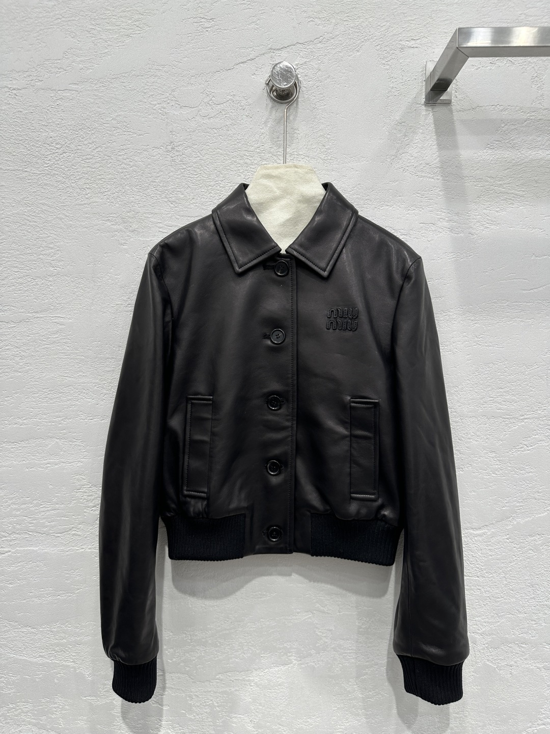 NO:892106,The exclusive first release of high-end original quality Mium*u25 early spring new product, exclusive customized oil wax leather craft jacket and leather jacket!  Sweet girl’s age-reducing girlish style with a small stand-up collar design!  The classic silhouette is versatile and slimming!  Imported oil-waxed vegetable-tanned lambskin, with an embroidered letter logo positioned on the chest, a sweet and cool must-have item for a fashionable girl’s wardrobe. The perfect workmanship depends on the details!  One color S-XL. M size bust 92, shoulder width 39, sleeve length 62, dress length 50.,Miumiu-clothing,miumiu,jackets & coats,jackets & coats,sheepskin,19860909独家首发高端原单品质Mium*u25早春新品 独家定制油蜡皮面工艺夹克皮外套！甜妹减龄少女风气质小立领设计！经典版型百搭又显瘦！进口油蜡皮面植鞣小羊皮,胸前定位贴皮刺绣字母logo,甜酷的时髦少女衣橱必备气质单品.完美做工品质看细节！一色S-XL. M码胸围92,肩宽39,袖长62,衣长50.,缪缪-服装,miumiu,jackets & coats,jackets & coats,sheepskin,,Women's clothing