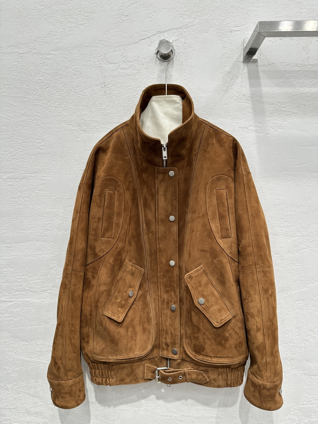 NO:330478,Original single ruthless women's clothing, exclusive first high-end original single quality The R*m25 early spring new product, Lao Qianfeng top deer leather motorcycle jacket!  The same style for men and women!  Customized exclusive custom suede suede craftsmanship!  The temperamental small standing collar style is cool and high-end!  You can be handsome or become a soft girl in seconds. The original customized version is versatile and not picky about people. The upper body is super perfect, the workmanship quality depends on the details!  Three-color SML M-size bust 130, rotator sleeve length 78, garment length 67.,, jackets & coats,chamois leather,alexander wang19860909原单狠货女装 配防尘袋独家首发高端原单品质The R*m25早春新品 老钱风顶级鹿皮绒皮机车夹克！男女同款！定制独家定制麂皮绒面工艺！气质小立领版型又飒又高级！可以帅气也可以秒变软妹纸.原版定制版型百搭不挑人上身超级正完美做工品质看细节！三色SML M码胸围130,落肩袖长78,衣长67.,,jackets & coats,chamois leather,alexander wang,Women's clothing