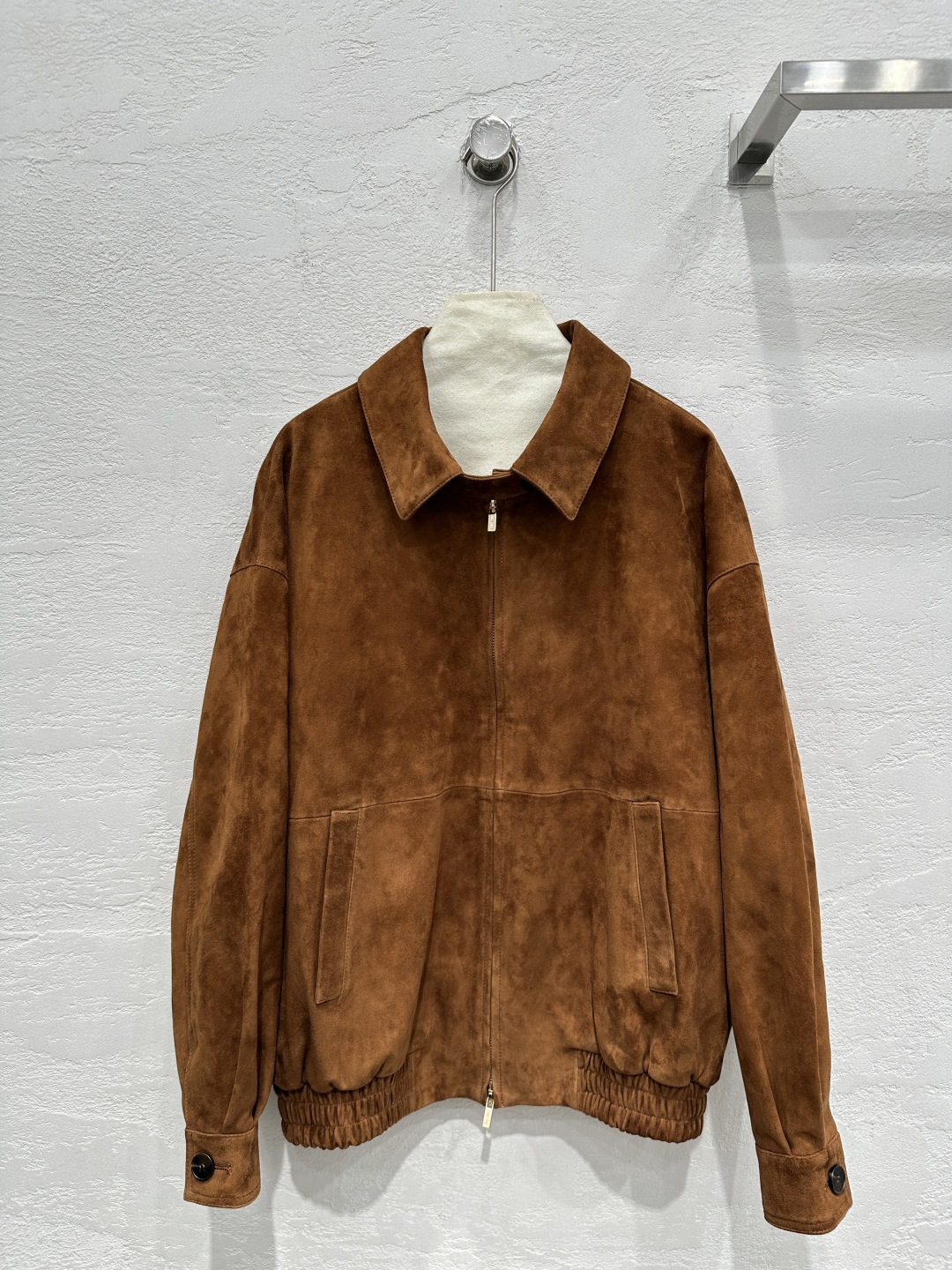 NO:892111,The exclusive first release of high-quality Miumi*25 new early spring overzise jacket suede lapel jacket!  Exclusive customized suede surface craftsmanship!  Retro distressed brown tones yyds!  Same style for men and women!  Lapel jacket, workwear, double pockets, three-dimensional cut, loose fit, versatile and slim!  Imported suede lambskin, positioning embroidered letter logo, a must-have fashion item for a sweet and cool girl's wardrobe. For perfect workmanship, look at the details!  One color S-XL. M size bust 132, shoulder width 57, sleeve length 53, dress length 65.,Miumiu-clothing,miumiu,jackets & coats,jackets & coats,sheepskin,chamois leather,19860909独家首发高端品质Miumi*25早春新品 overzise夹克麂皮绒翻领夹克外套！独家定制麂皮绒面工艺！复古做旧棕色调yyds！男女同款！翻领夹克工装双口袋立体剪裁宽松版型百搭又显瘦！进口麂皮绒小羊皮,定位贴皮刺绣字母logo,甜酷的少女衣橱必备时髦单品.完美做工品质看细节！一色S-XL. M码胸围132,肩宽57,袖长53,衣长65.,缪缪-服装,miumiu,jackets & coats,jackets & coats,sheepskin,chamois leather,,Women's clothing