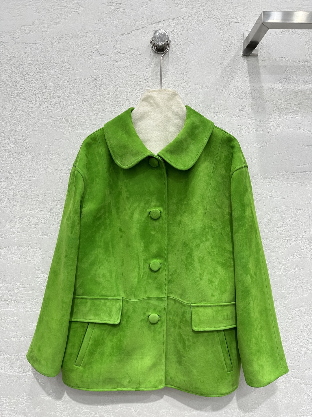 NO:776581,The exclusive first release of high-end quality PR*DA exclusive custom-made suede suede craftsmanship is a must-have suede leather jacket this season!  The classic H version is versatile and slimming!  The contrast between the temperament and the Peter collar is both sweet and salty!  Imported suede lambskin, fully handmade buckles, a sweet and cool must-have item in a fashionable girl's wardrobe. For perfect workmanship, the quality depends on the details!  Two-color SML. M size bust 108, shoulder width 50, sleeve length 51, dress length 67., Prada - clothing, prada, jackets & coats, leather jacket, sheepskin, chamois leather,19860909独家首发高端品质PR*DA 独家定制麂皮绒面工艺本季必入麂皮绒皮衣外套！经典H版型百搭又显瘦！气质潘彼得领的反差感可甜可盐！ 进口麂皮绒小羊皮,全手工艺包扣,甜酷的时髦少女衣橱必备气质单品.完美做工品质看细节！两色SML. M码胸围108,肩宽50,袖长51,衣长67.,普拉达-服装,prada,jackets & coats,leather jacket,sheepskin,chamois leather,,Women's clothing